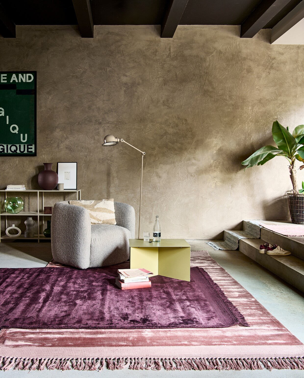 Roze vloerkleed Blink van Zuiver, 300x200 cm, vloerkleed Valence van Linie Design in kleur Plum, 300x200 cm, fauteuil Groove van By Fonq, beige sidetable Latte van By Fonq, bruine vaas Roman van Pols Potten, uit set van 3, ovale kandelaar van PT (vtwonen.nl). Metalen tafel Rectangular in kleur Olive, 60x45x35 cm (bxdxh), groene glazen vaas Circle, 24,5x8x25 cm (bxdxh), kussen Fluffy in fauteuil, 55x35 cm (bxh) (hkliving.nl). Roze en lichtgrijze vloerkleden Chindi van Bungalow, 60x90 cm(deens.nl). Artwork Love and Magique in houten lijst, A3 (hotelmagique.com). Porseleinen opbergbox Bon van Ferm Living, large, glas van Ferm Living, uit een set van 4 (littledreamers.nl). Hoge papier-maché vaas Harire van BePureHome op onderste plank (basiclabel.nl). Vloerlamp Loft D1260 in kleur Khaki Ral7002 (extravert.nl). Overig privébezit. vtwonen 04-2022 | styling Marlies Does | fotografie Sjoerd Eickmans