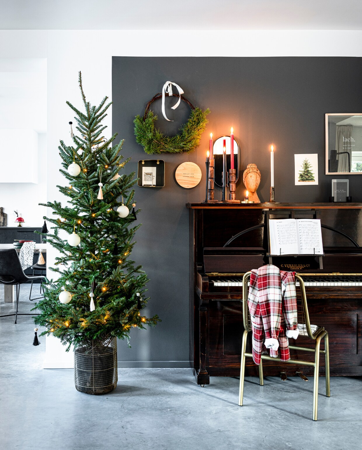 Voor de foto staan de boom en kerstkrans hier vrij dichtbij de houtkachel en de kaarsen. Thuis doe je dat natuurlijk beter niet. Lees alles over veilig feestvieren op brandweer.nl. M.m.v. gamma.com (kerstbomen), tuinvanjudith.wordpress.com (handgemaakte kransen), zusss.nl, hema.nl, zarahome.com, hm.com (kaarsen, kandelaars, kussens, snijplanken), bungalow.dk, sostrenegrene.com (kussens, linten, kerstdecoraties), debijenkorf.nl (kerstdecoraties, siertakken), kitchenandmore.nl (vergelijkbaar servies). vtwonen 12-2020 | fotografie Sjoerd Eickmans | styling Liza Wassenaar | m.m.v. zusss.nl