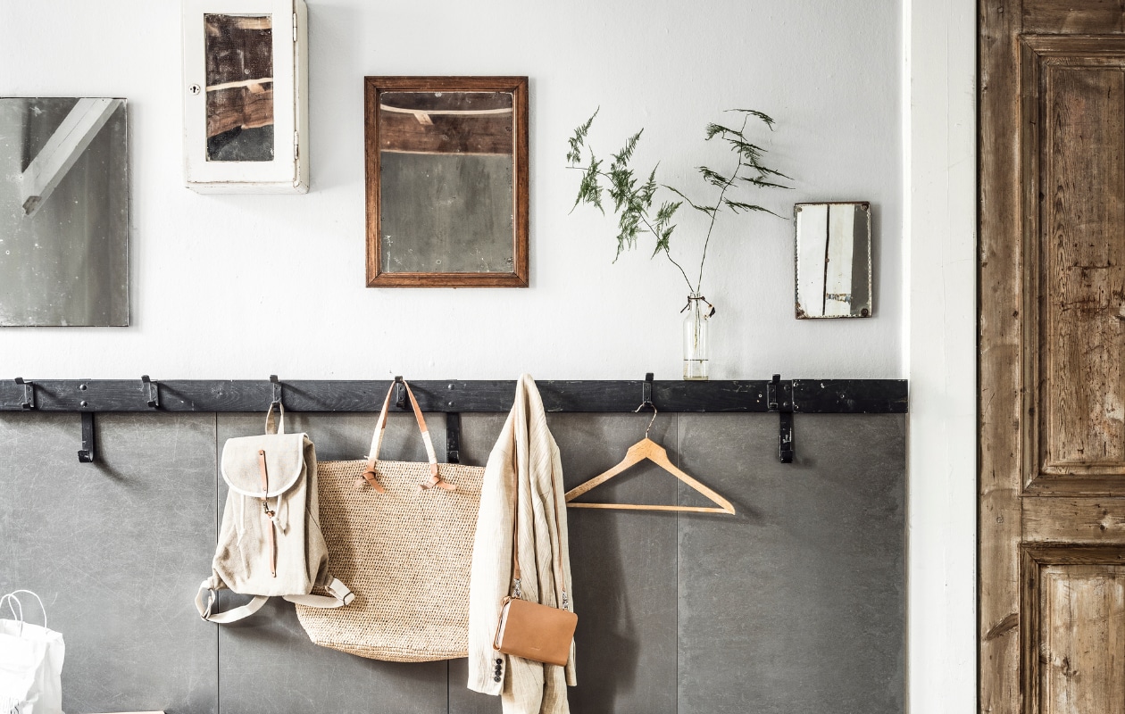 DE WELDAAD (Bank, WANDKASTje MET SPIEGEL, FLES), SIX AND SONS (SPIEGEL MET HOUTEN LIJST, SCHOENEN), BRECHTJE OLSTHOORN (KLEINE SPIEGEL), COMBITEX (KAPSTOK), BURBRI ANTIEK (WITTE KOFFER, LEREN BAL, OUDE DEUR), RESTORED (RUGZAK, BRUIN LEREN TASJE), MAISOnNL (RIETEN TAS MET LEREN ACCENTEN, ZONNEBRILHOUDER) L’ETOILE (WITTE BOX MET ZWARTE STIPJES). OP DE WAND vtwonen MUURVERF IN KLEUR LEAD. vtwonen 10-2017 | Styling Danielle Verheul | Fotografie Sjoerd Eickmans