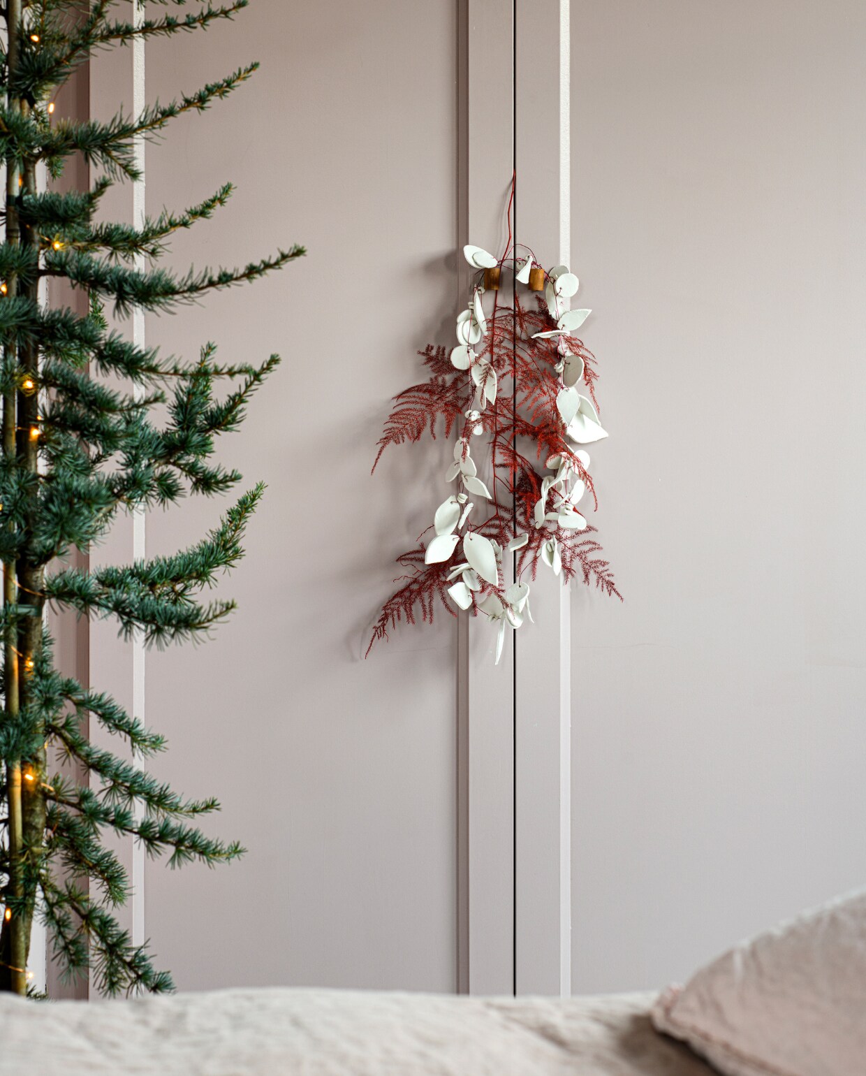 Koperdraad lichtsnoer 10 meter (hema.nl). Overig privébezit. vtwonen kerstbijlage 12-2023 | styling Kelly van Gendt | fotografie Louis Lemaire