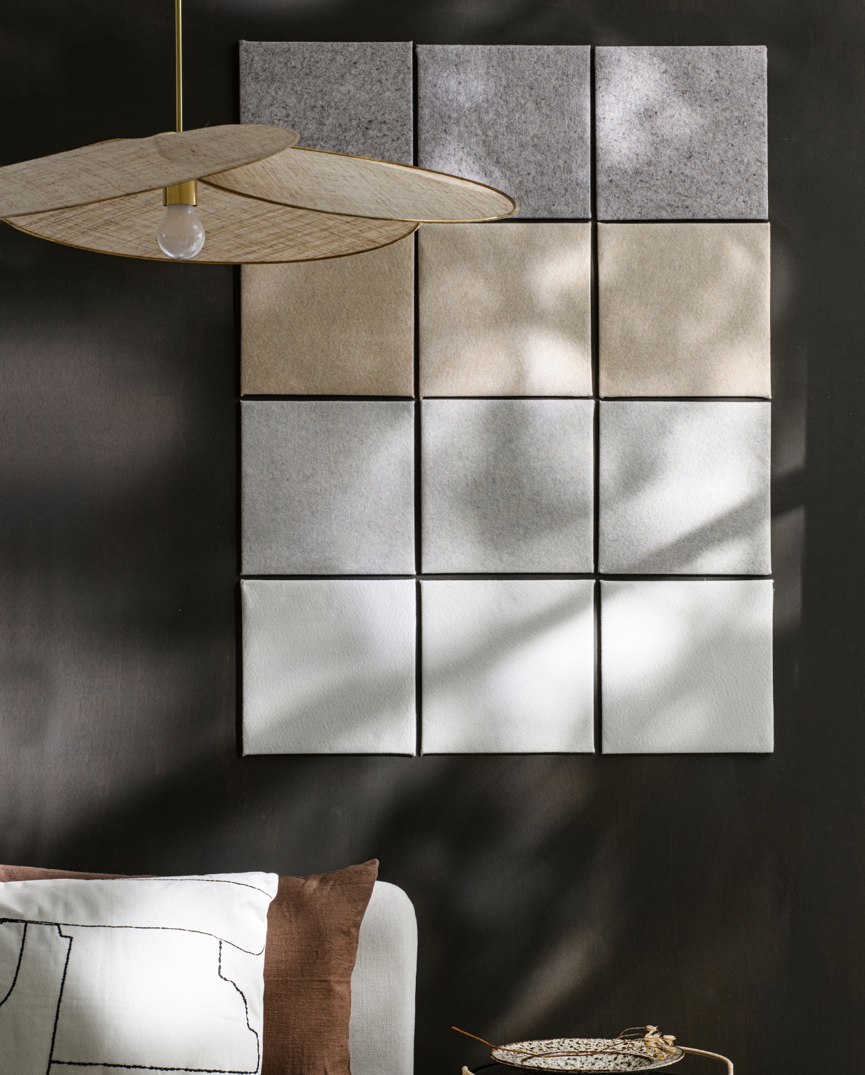 Cacaokleurig linnen kussen van By Mölle (thefinestore.com). Zitelement Söderhamn (ikea.com). Wit kussen Yoisho van Urban Nature Culture (livvlifestyle.nl). Lamp Georges (atelierhop.com). vtwonen DIY 7 | styling Myla Griese | fotografie Louis Lemaire
