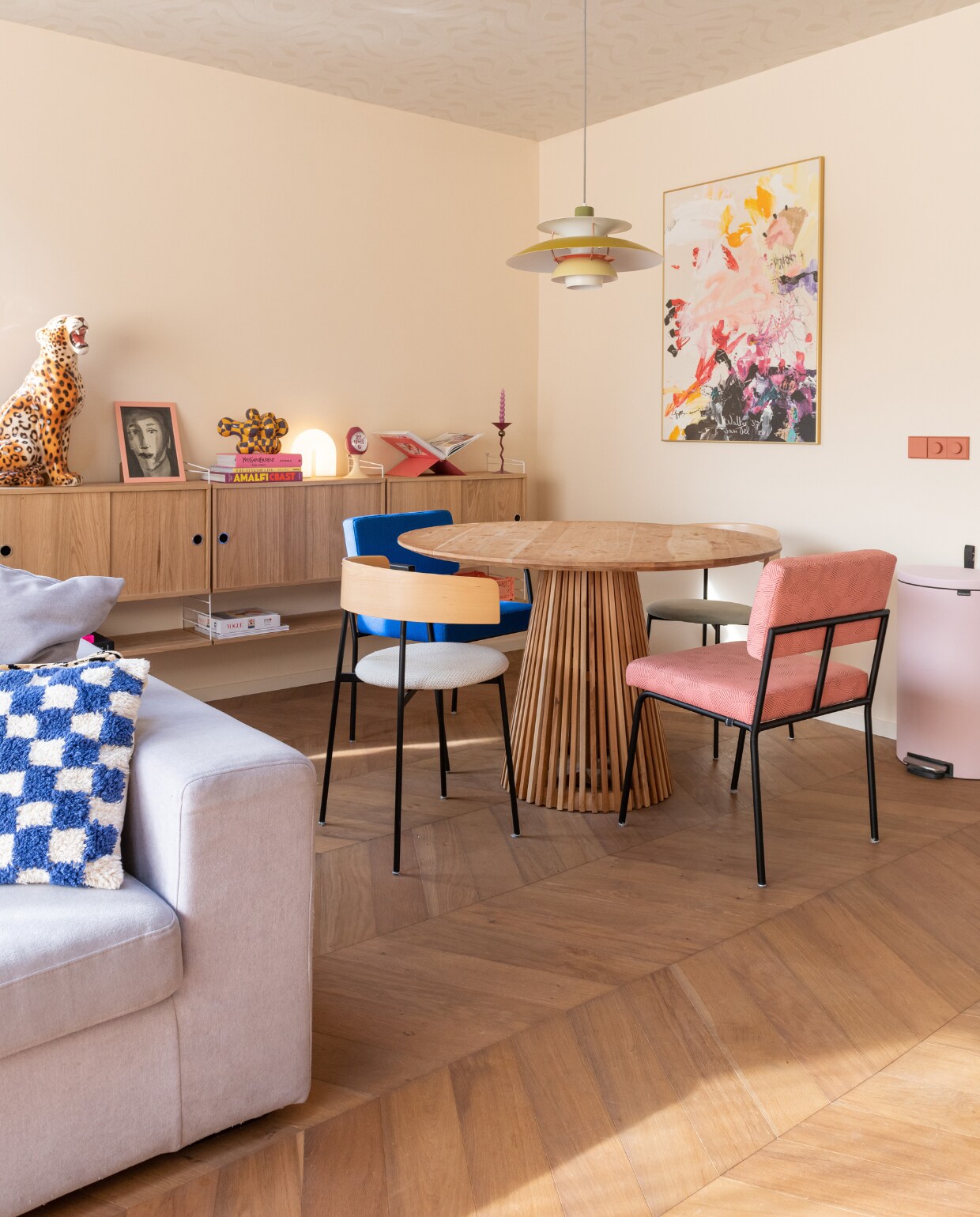Muurverf Red Terra van Flexa Pure. Eettafel Kave Home, stoelen Fést. Hanglamp Louis Poulsen, schilderij Walter van Oel, lichtschakelaars Yung, prullenbak Brabantia. Buffetkast String Furniture, panter online gevonden, portret in roze lijst Marjanne Beeuwkes, geblokte sculptuur Kunstuitleen Utrecht, lamp Ferm Living, klok Catawiki, boekenstandaard Animeaux, kandelaar Enter My Attic. Overig onbekend. vtwonen special binnenkijken 12-2023 | fotografie Caroline martinot