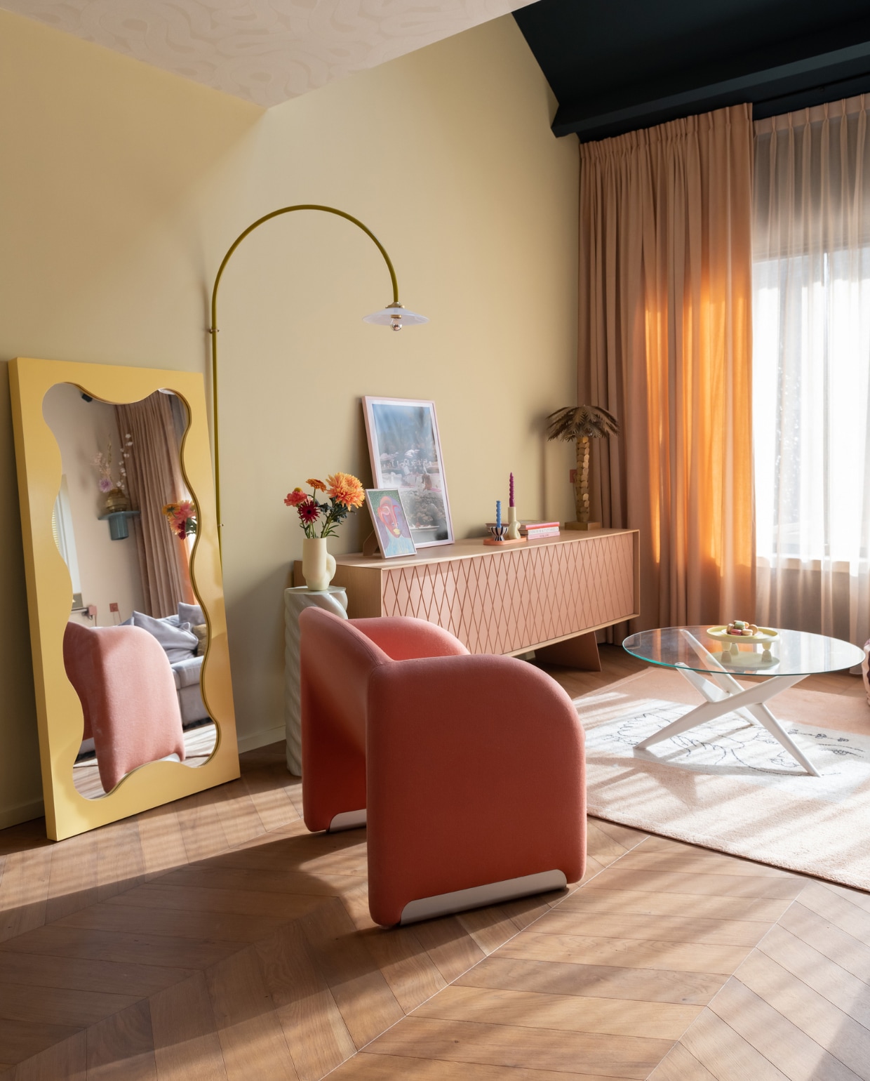 Muurverf Subtle Olive van Flexa Pure. Behang op plafond Zen van Sandberg Wallpaper. Spiegel zelf laten maken, wandlamp no.2 van Valerie Objects, gedraaide plantvoet &amp;Klevering, vaas Hay. Dressoir Eklipse van Al2, palmenlamp HKliving. Gordijnen Aan Huis Utrecht. Vloerkleed Marktplaats, salontafel Enter My Attic, fauteuil Artifort. Overig onbekend. vtwonen special binnenkijken 12-2023 | fotografie Caroline martinot