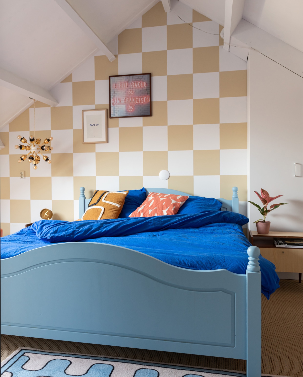Muurverf Wolkenwit en Hazelbruin van Flexa. Bed Marktplaats in kleur Grijsblauw van Flexa, kussens en dekbedovertrek H&amp;M Home. Nachtkast Marktplaats, roze bloempot tuincentrum. Hanglamp vintage, schilderijen Wake up van Hôtel Magique en eigen foto. Vloerkleed Etsy. vtwonen special binnenkijken 12-2023 | fotografie Caroline martinot