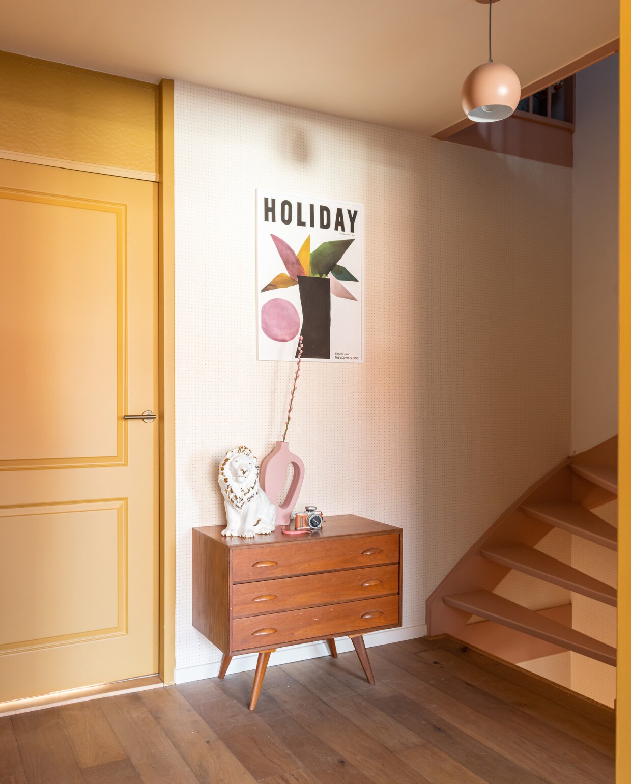 Deur in kleur Tan your hide en trap in Sombrero Tan van Histor. Vloer De Vloeren Kenner. Lade-kast vintage, leeuw kringloop, roze vaas Karwei. Poster Etsy. Lamp Fést. vtwonen special binnenkijken 12-2023 | fotografie Caroline martinot