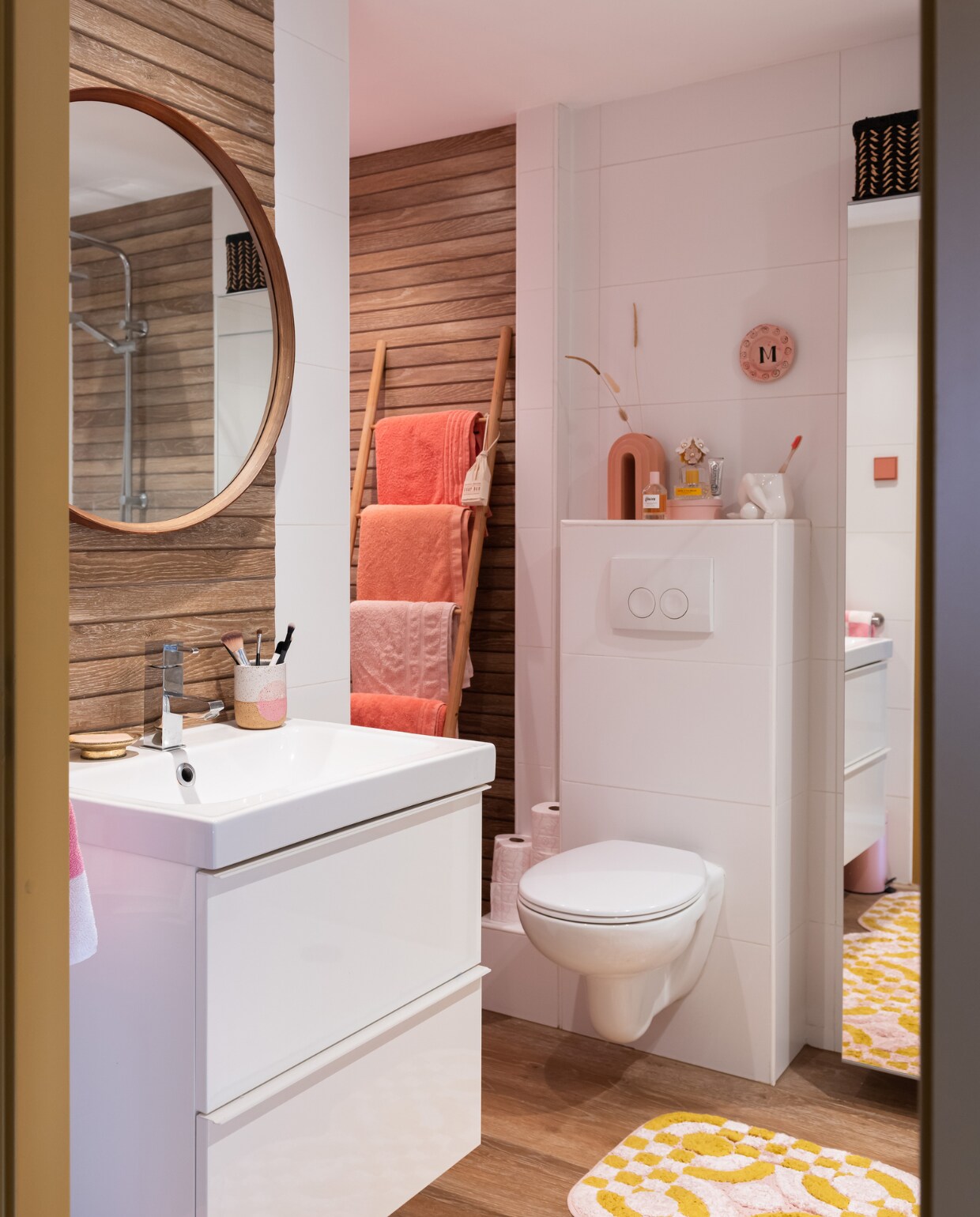 Wastafel Ikea, spiegel vintage, beker souvenir. Handdoeken Hema en Albert Heijn, ladder Jysk. Vaas Kave Home. Badmat Anthropologie. Overig onbekend. vtwonen special binnenkijken 12-2023 | fotografie Caroline martinot