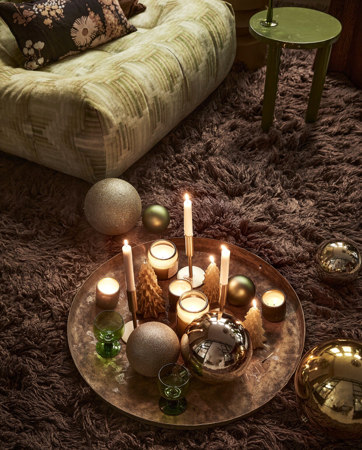 Goudkleurige kandelaars (hema.nl). Groene glazen theelichten, keramieken theelicht, kerstboomkaarsjes (loods5.nl). Groene wijnglazen The Emeralds, per 4 (hkliving.nl). Groene kerstballen, per 6 (bol.com). Grote goudkleurige en goudglitter ballen (kerstversiering.nl). Metalen klankschaal privébezit. vtwonen 13-2023 | styling Moniek Visser | fotografie Peggy Janssen