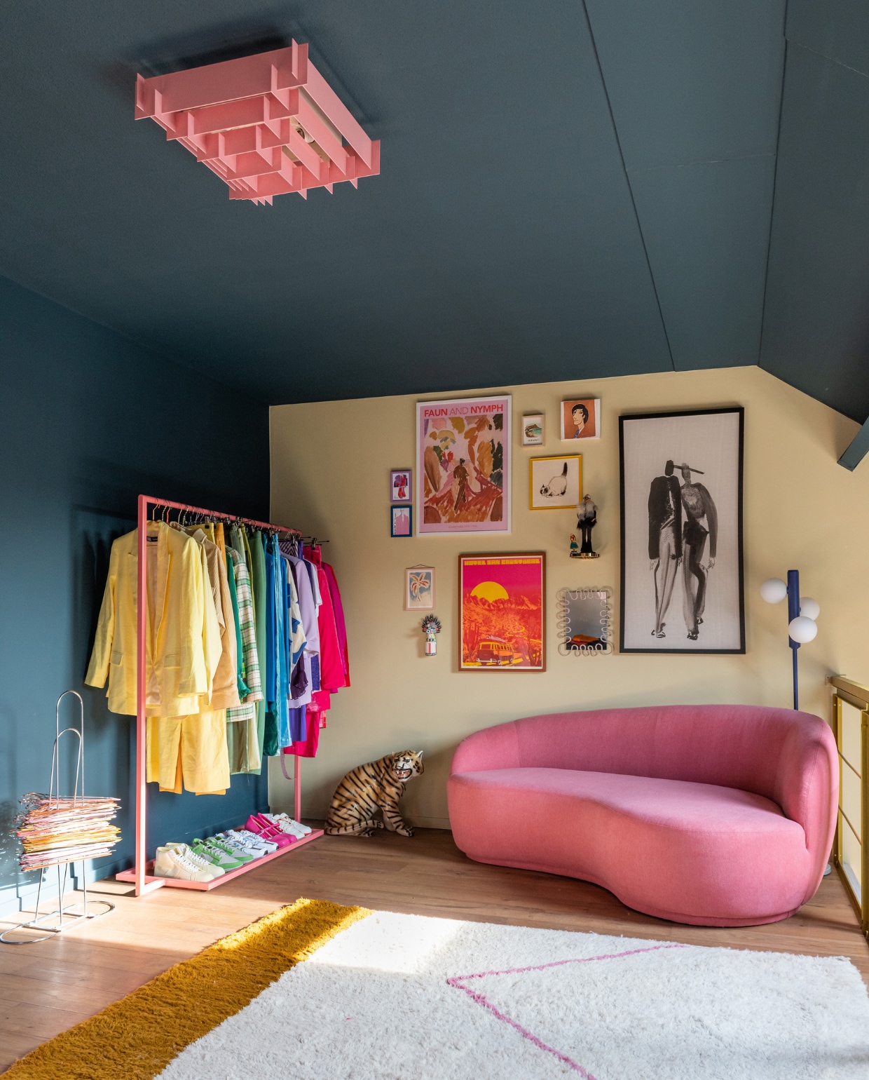 Muurverf Subtle Olive van Flexa Pure. Verf plafond Hague Blue van Farrow &amp; Ball. Vloer De Vloeren Kenner. Kledingrek Fashionracks in Ral 3014. Bank Sofacompany. Hangerrek Bol, panter vintage. Posters souvenirs. Plafondlamp en vloerkleed Etsy. Vloerlamp Fést. vtwonen special binnenkijken 12-2023 | fotografie Caroline martinot