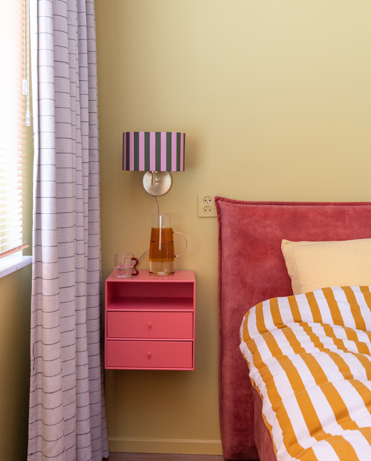Nachtkast Montana, wandlamp- houder Jotex, lampenkap Palais. Bed Goossens Wonen &amp; Slapen, dekbedovertrek Wehkamp, gordijn Karwei. vtwonen special binnenkijken 12-2023 | fotografie Caroline martinot