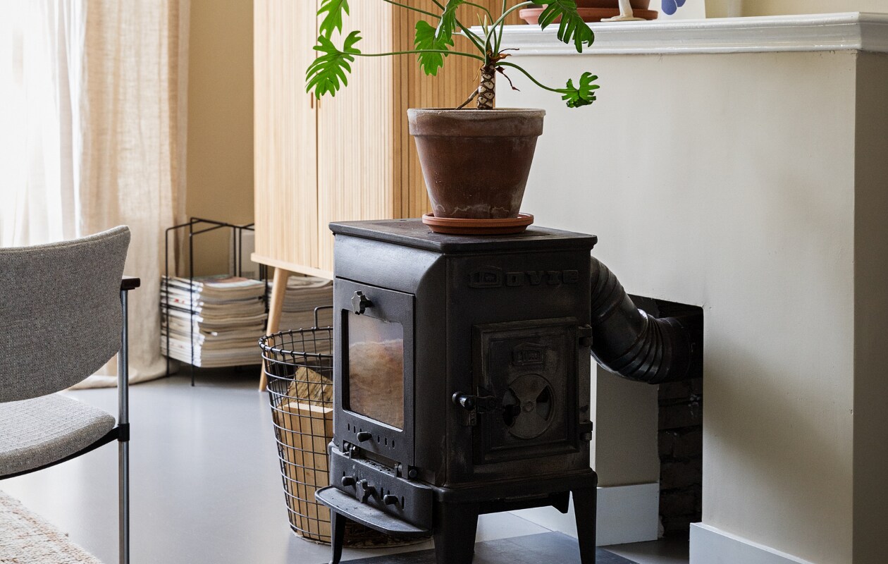 Muurkleur GN 080-08. Televisiekast Zuiver. Tijdschriftenrek Designtorget. Stoel Kembo via VintageMarket. Linnen gordijnstof Jan Sikkes. Vloerkleed Ikea. Beeld kringloop. Planten en potten Nørd Conceptstore. Overig onbekend. vtwonen 10-2022 | styling Ilona Jongepier | fotografie Dana van Leeuwen