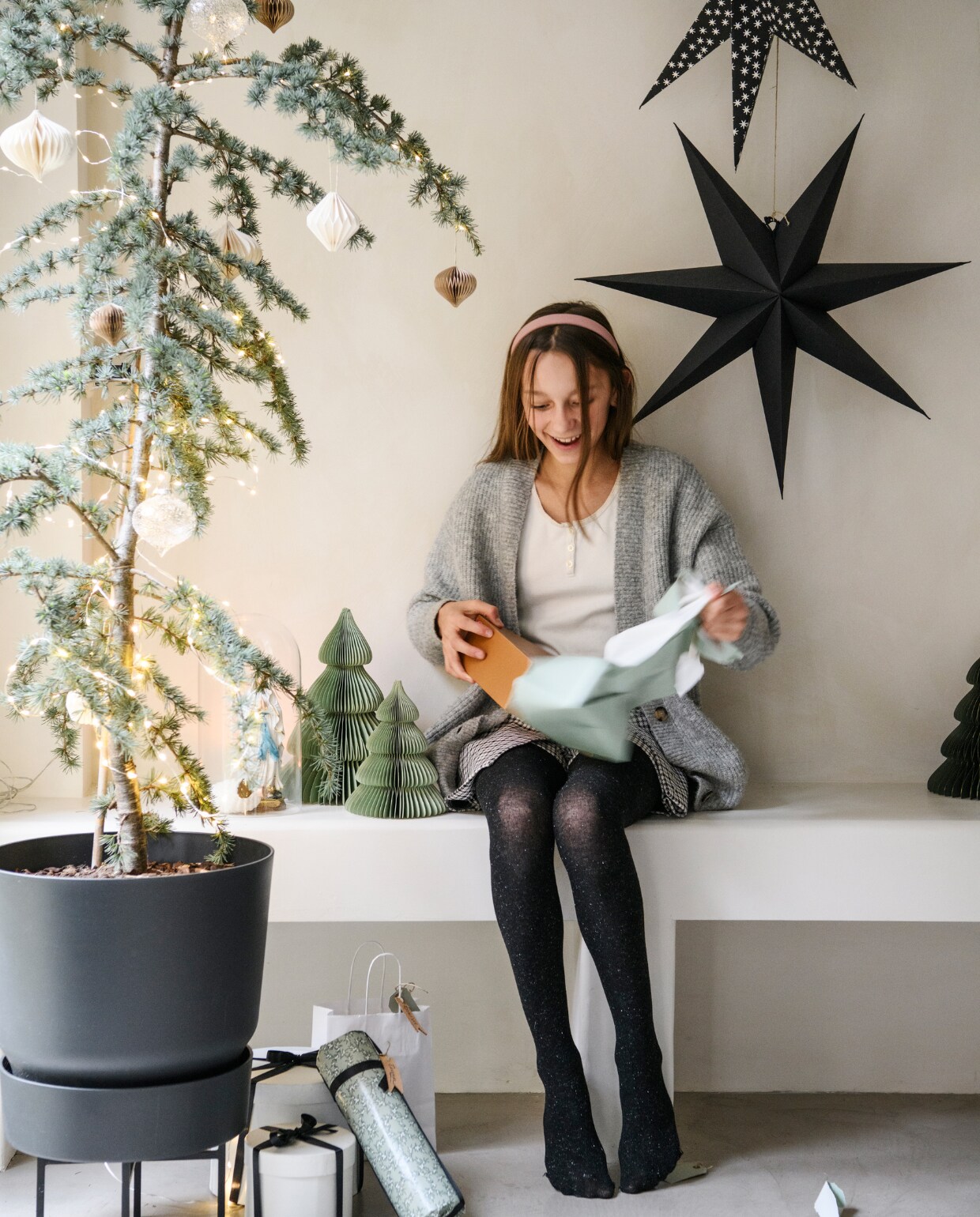Vloer Tav Microcement, muurverf Fresco Bone van Pure &amp; Original. Ornamenten H&amp;M Home en Casa. Blauwe ceder Intratuin, plantenpot Tuincentrum Osdorp, stolp kringloop. Uitvouwkerstbomen Hema en MrsBloom. Zwarte kerstster House Doctor, zwart-witte kerstster Loods 5. Lint Søstrene Grene en Jan de Grote Kleinvakman, cadeaudozen verzameld. Overig onbekend. vtwonen 13-2023 | productie Insidehomepage | fotografie Louis Lemaire