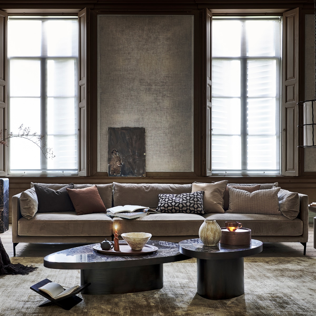 Velours modulaire bank Vincent in champagnetint (sofacompany.com). Bruin kussen met textuurstrepen van Lizzo (loggerewilpower.com). Bruine linnen plaid, beige satijnen kussen met bruine bies, velours doorgestikt kussen, lichtbruine bijzettafel, kussen met textuurstrepen (nordal.eu). Faux marmeren pilaar (polspotten.nl). Bruin kussen, bruine glazen vaas, houten dienblad (homestede.nl). Vloerkleed, 250x350 cm, chocoladebruin fluwelen kussen wit kussen met bruin geometrisch motief (allurehome.nl). Houten boekenstandaard, bruin theeglas met oor (hm.com). Olieverfschilderij (gracespiegel.com). Marmeren salontafels (rapture.amsterdam). Keramieken theepot, keramieken theemok, onderdeel van set met pot (simonlevelt.nl/alkmaar). Gedraaide kaars (dille-kamille.nl). Aardewerken schaal, aardewerken bolvaas (zarahome.com). Albaster waxinelichthouder (sissy-boy.com). Overig privébezit. vtwonen 01-2022 | styling Danielle Verheul | fotografie Sjoerd Eickmans