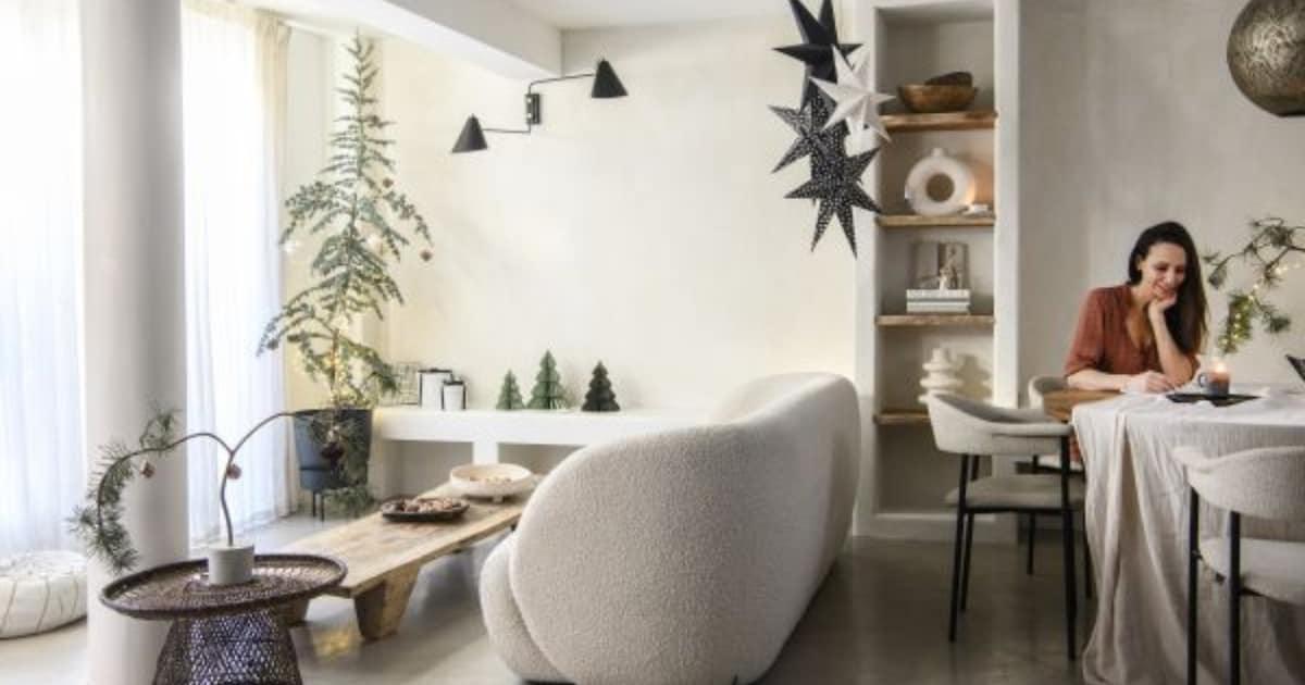 Binnenkijken in een appartement in naturelle stijl