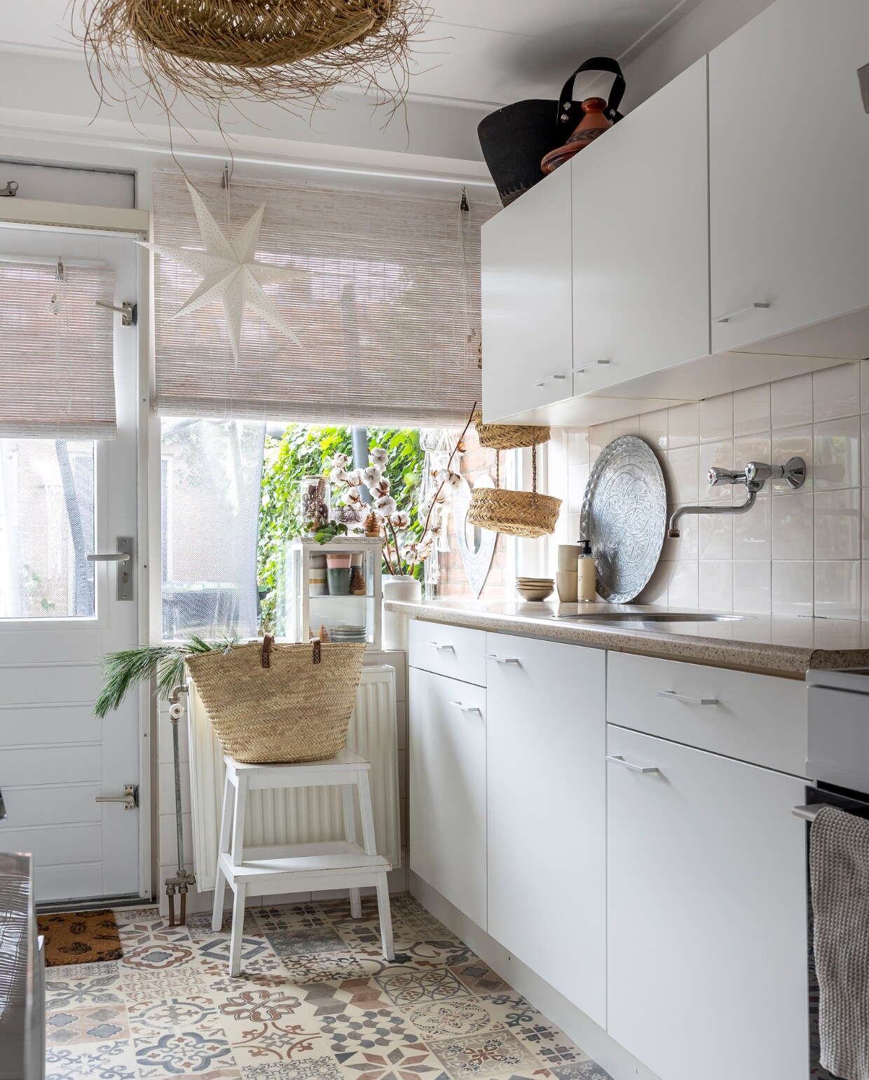 Keuken zat al in het huis. Zeegras lamp Household Hardware. Bamboe rolgordijn Kwantum. Kruk Ikea. Tas, deurmat Dille &amp; Kamille. Kerstster Aliexpress. Vitrine Marktplaats. Bekers Søstrene Grene en HKliving. Dienblad kringloop. Op de vloer zeil van Leen Bakker. Autobandmand zat in kerstpakket. Tajine kringloop. Schaaltjes Xenos. Hanging basket Lodds. vtwonen 13-2023 | fotografie Henny van Belkom
