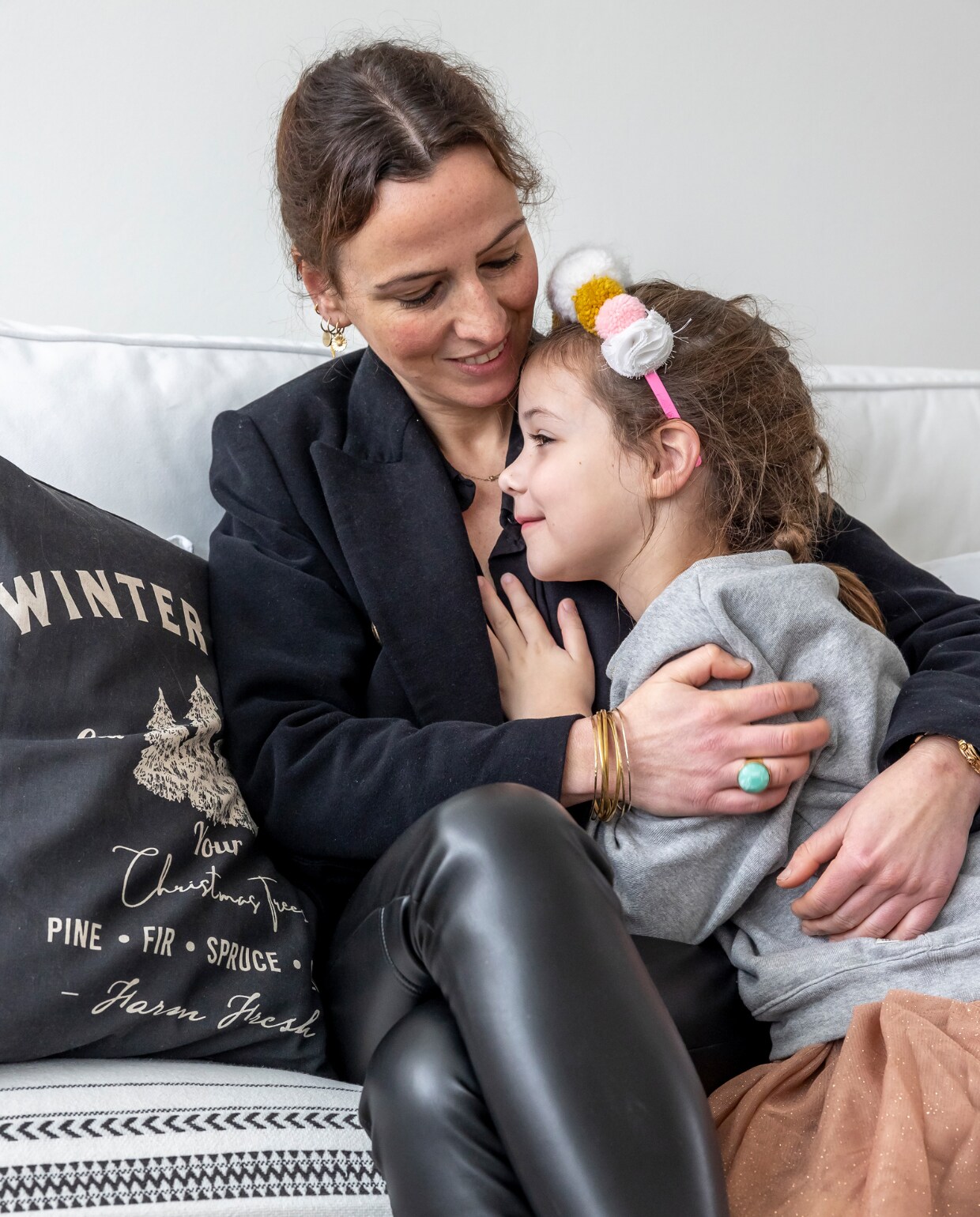 Johanna met haar jongste dochter Vlinder. vtwonen 13-2023 | fotografie Henny van Belkom