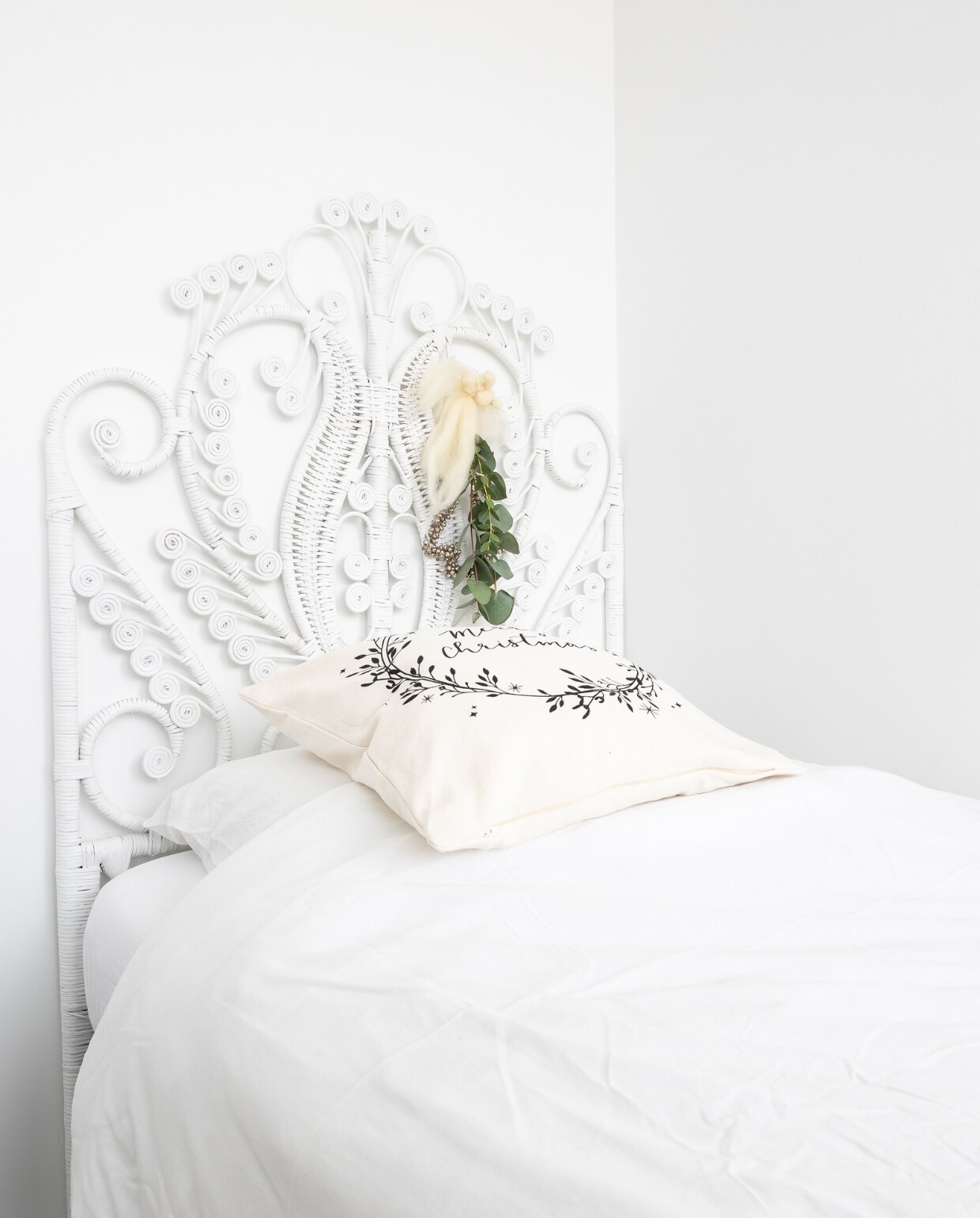 Bedbodem Auping. Hoofdeind uit Bali onbekend. Dekbedovertrek Hema. Kussen H&amp;M. vtwonen 13-2023 | fotografie Henny van Belkom