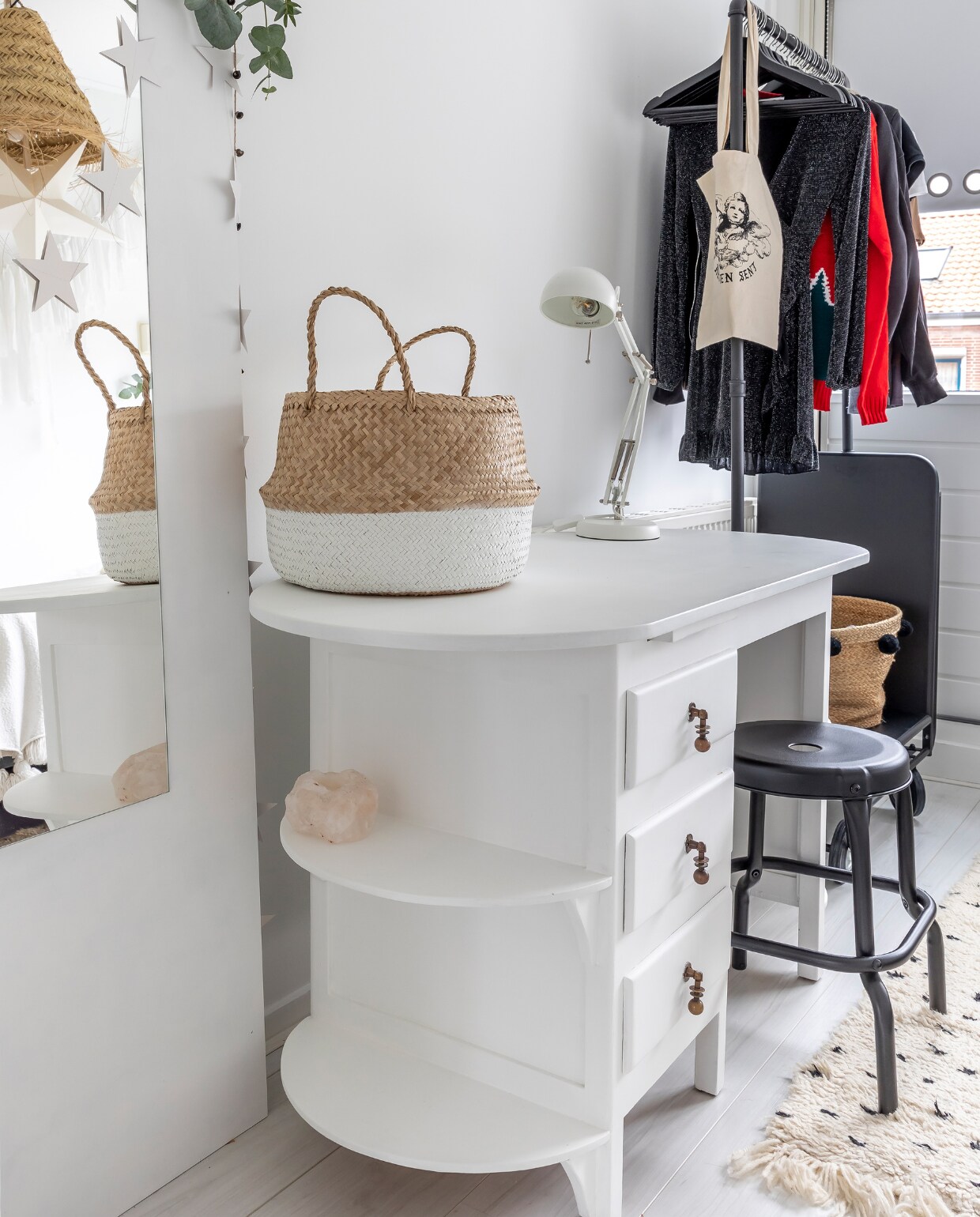 Muurverf Mushroom van Lab. Bedden Petit Puk. Hoge witte kast Ikea. Lage witte kast Bibelotte. Nijntje lamp de Bijenkorf. Vloerkleed Karwei. Matraskussen H&amp;M. Klamboe Numero74. Maan zelfgemaakt. Speelgoed Playmobil. Gouden sterrenslinger H&amp;M. Pop en reiswieg Marktplaats. Dekbedhoes Hema. Paardenspeelgoed Schleich. Vlaggetjes Sukha. Hanglamp Household Hardware. Luxaflex Veneta. Overig onbekend. vtwonen 13-2023 | fotografie Henny van Belkom