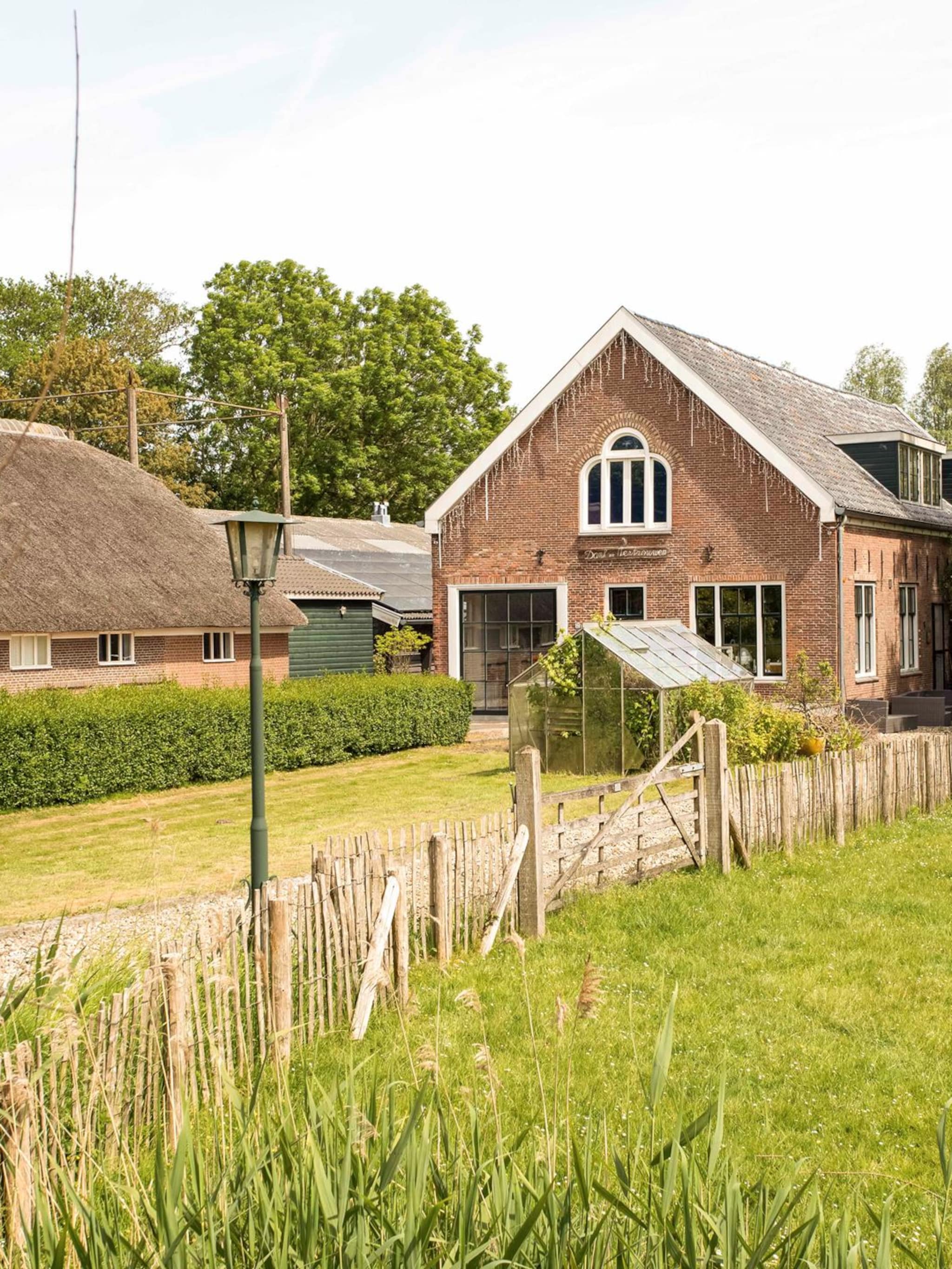 gespot een waanzinnige boerderij met familiehuis en poolhouse op een historisch erf