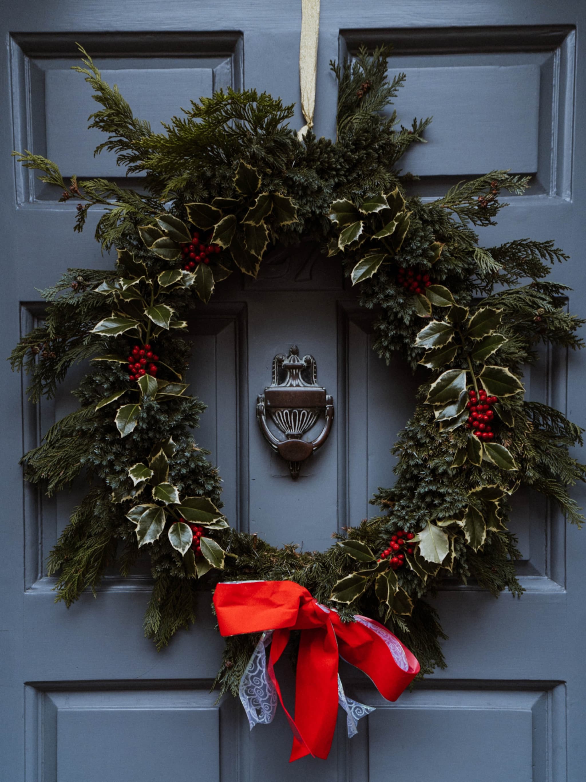 kerstkrans aan de voordeur langer groen