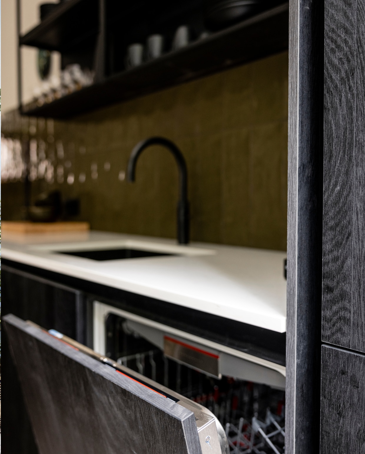 Verf muur boven het aanrecht Sandy Beach Flexa. vtwonen tegels by Douglas &amp; Jones Mediterranea Camouflage Glans 13,2×40 cm Douglas &amp; Jones. vtwonen keuken met composiet blad strato grey Mandemakers. Volledig geïntegreerde vaatwasser XXL 2169 Serie 8 Bosch. Borden, vaas met handvat, wijnglazen Swirl en mokken vtwonen Overig privébezit. Weer verliefd op je huis seizoen 17 aflevering 5 | styling Frans Uyterlinde | fotografie Sonja Velda