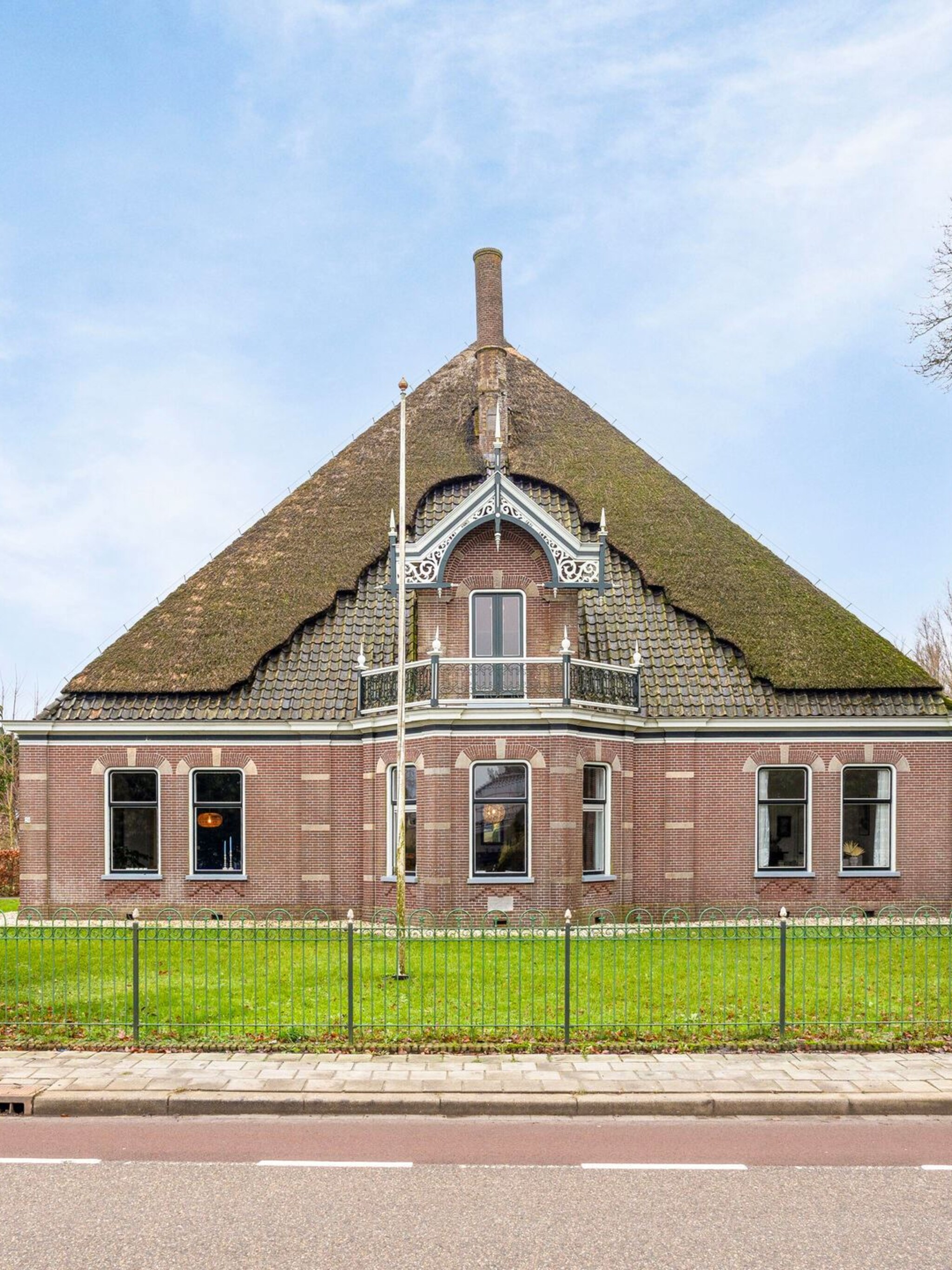 gespot een noord hollandse stolpboerderij met opvallend interieur