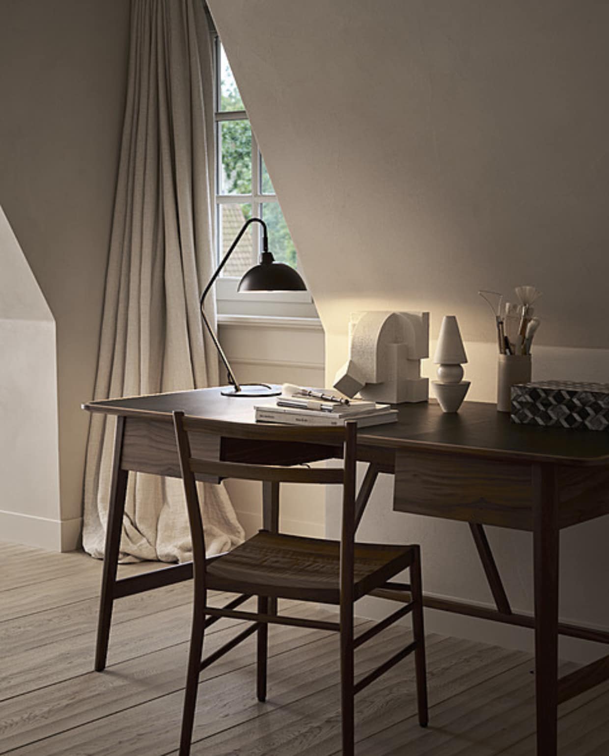 Metalen tafellamp Orion in matzwart, 36x22x50 cm (bxdxh) € 89,50. Ook verkrijgbaar als wand- of vloerlamp, vanaf € 130,95. M.m.v. @cosenza.giulia en petitepassport.com (samenwerking object met bol), edithbeurskens.com en ilsevanstoltz.com (samenwerking wit object). Overig privébezit. productie Tanja Saarberg | styling Cleo Scheulderman | fotografie Jeroen van der Spek
