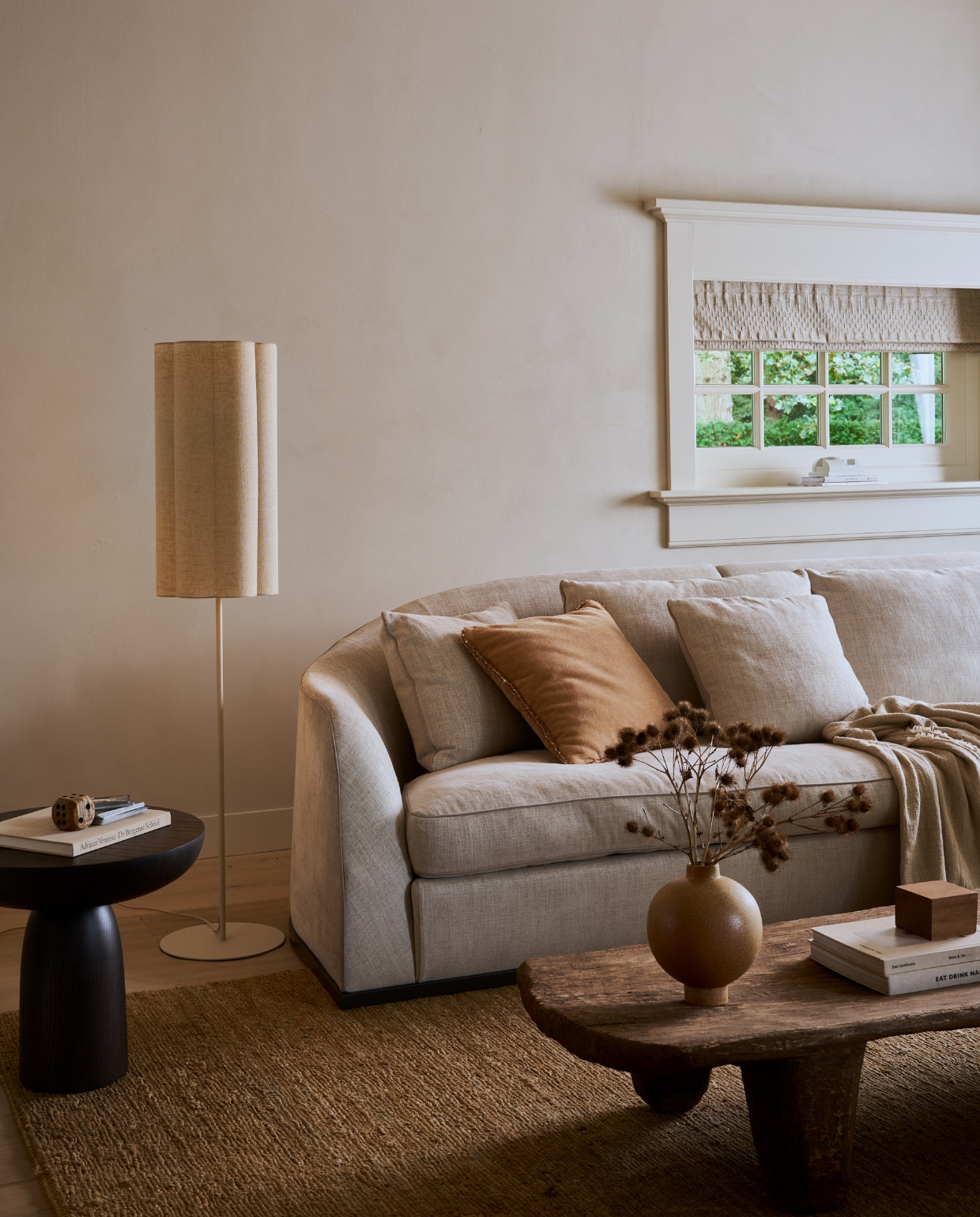 Stoffen vloerlamp Fringe in naturel, 30x165 cm (Øxh) € 154,50. Ook verkrijgbaar als tafel- en wandlamp (als wandlamp ook in metaal), vanaf € 47,50. M.m.v. edha-interieur.nl (bijzettafel, bruin kussen), zarahome.com (plaid), couleurlocale.eu (salontafel), urbannatureculture.com (vaas). Overig privébezit. productie Tanja Saarberg | styling Cleo Scheulderman | fotografie Jeroen van der Spek