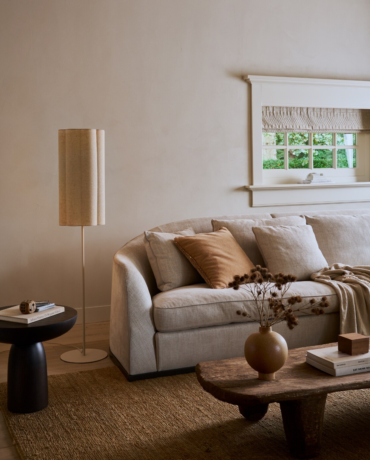 Stoffen vloerlamp Fringe in naturel, 30x165 cm (Øxh) € 154,50. Ook verkrijgbaar als tafel- en wandlamp (als wandlamp ook in metaal), vanaf € 47,50. M.m.v. edha-interieur.nl (bijzettafel, bruin kussen), zarahome.com (plaid), couleurlocale.eu (salontafel), urbannatureculture.com (vaas). Overig privébezit. productie Tanja Saarberg | styling Cleo Scheulderman | fotografie Jeroen van der Spek