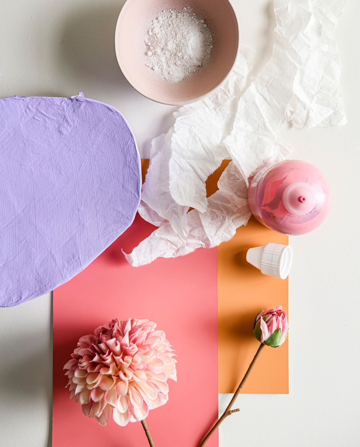 Dahlia tussen de papier-maché ingrediënten. vtwonen special DIY 7 | productie Insidehomepage | styling Anja Bas Backer, Laura Gommans | fotografie Louis Lemaire