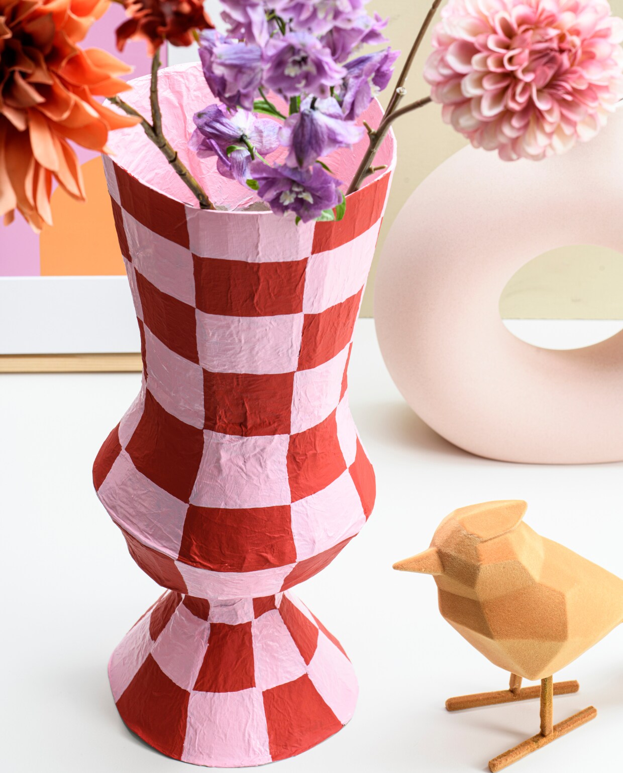 Ronde vaas (hm.com). Velours vogel (presenttime.com). Print aan muur (loods5.nl). vtwonen special DIY 7 | productie INSIDEHOMEPAGE | styling Anja Bas Backer, Laura Gommans | fotografie Louis Lemaire