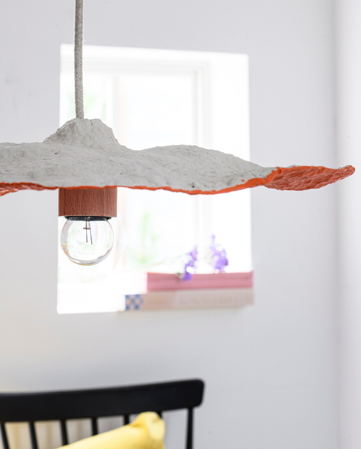 Tafelkleed, servet, vaas (tablejoy.nl). Etagère (fonq.nl). Overig privébezit. vtwonen special DIY 7 | productie INSIDEHOMEPAGE | styling Anja Bas Backer, Laura Gommans | fotografie Louis Lemaire