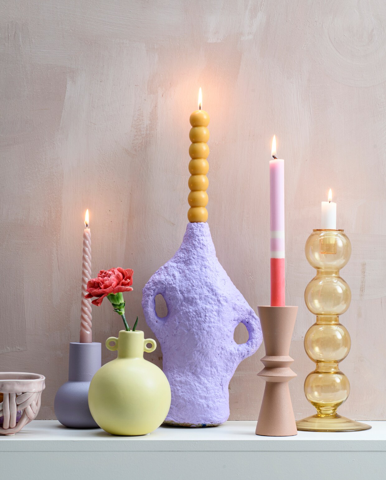 Keramieken mand (debijenkorf.nl). Lila kandelaar, bruine kandelaar (kwantum.nl). Gele vaas, glazen kandelaar (tablejoy.nl). Overig privébezit. vtwonen special DIY 7 | productie INSIDEHOMEPAGE | styling Anja Bas Backer, Laura Gommans | fotografie Louis Lemaire