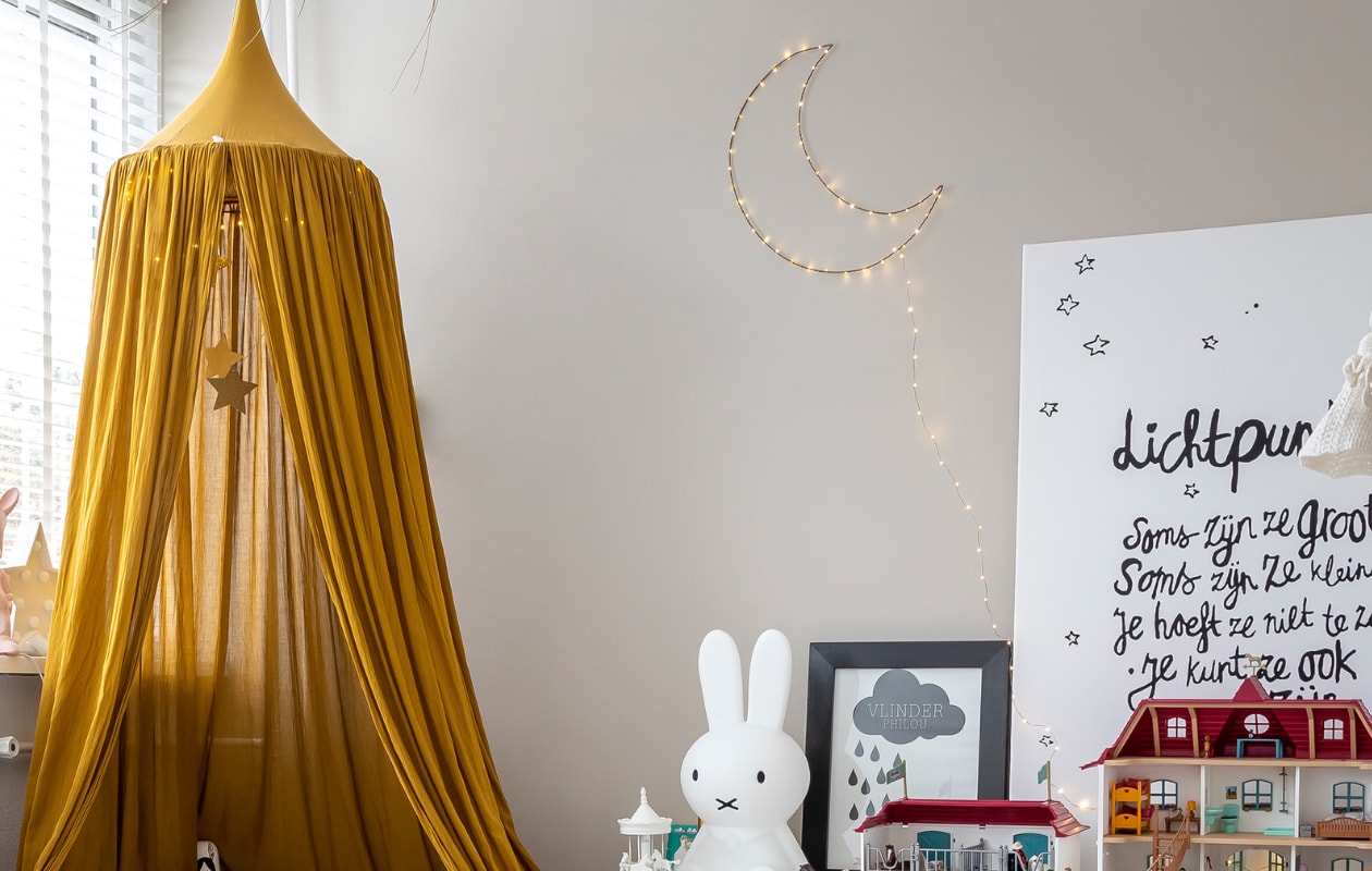 Muurverf Mushroom van Lab. Bedden Petit Puk. Hoge witte kast Ikea. Lage witte kast Bibelotte. Nijntje lamp de Bijenkorf. Vloerkleed Karwei. Matraskussen H&amp;M. Klamboe Numero74. Maan zelfgemaakt. Speelgoed Playmobil. Gouden sterrenslinger H&amp;M. Pop en reiswieg Marktplaats. Dekbedhoes Hema. Paardenspeelgoed Schleich. Vlaggetjes Sukha. Hanglamp Household Hardware. Luxaflex Veneta. Overig onbekend. vtwonen 13-2023 | fotografie Henny van Belkom