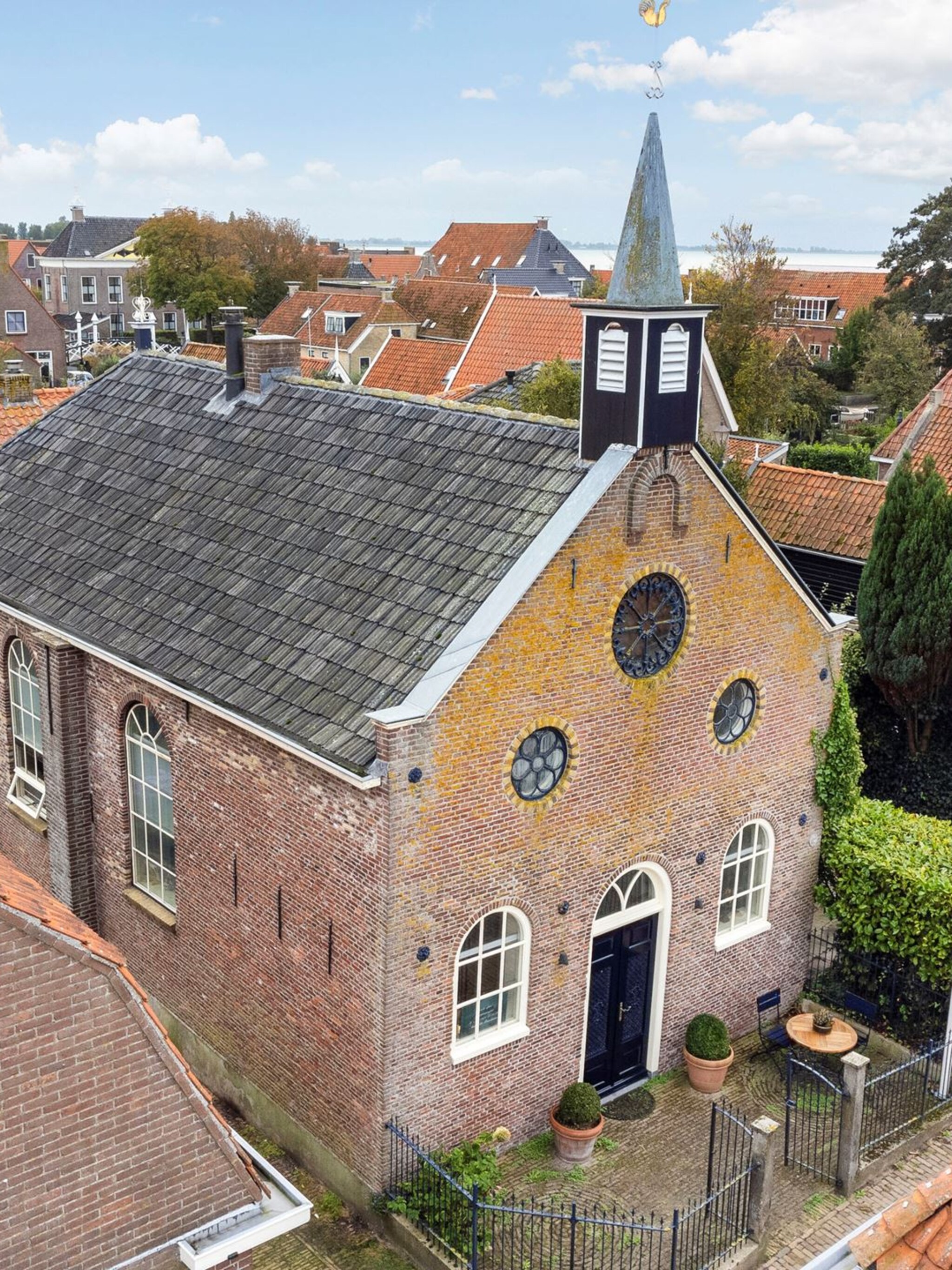 gespot een prachtige oude kerk in het friese hindeloopen