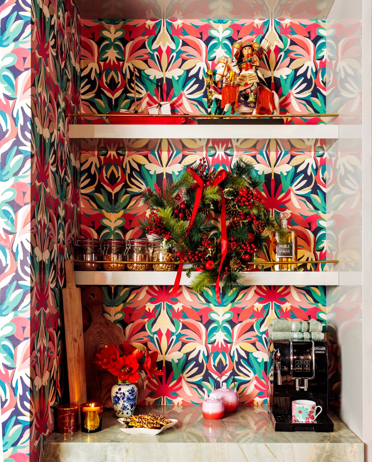 Behang Harlequin. Overig onbekend vtwonen 13-2023 | styling Ilona Jongepier | fotografie Ernie Enkelaar