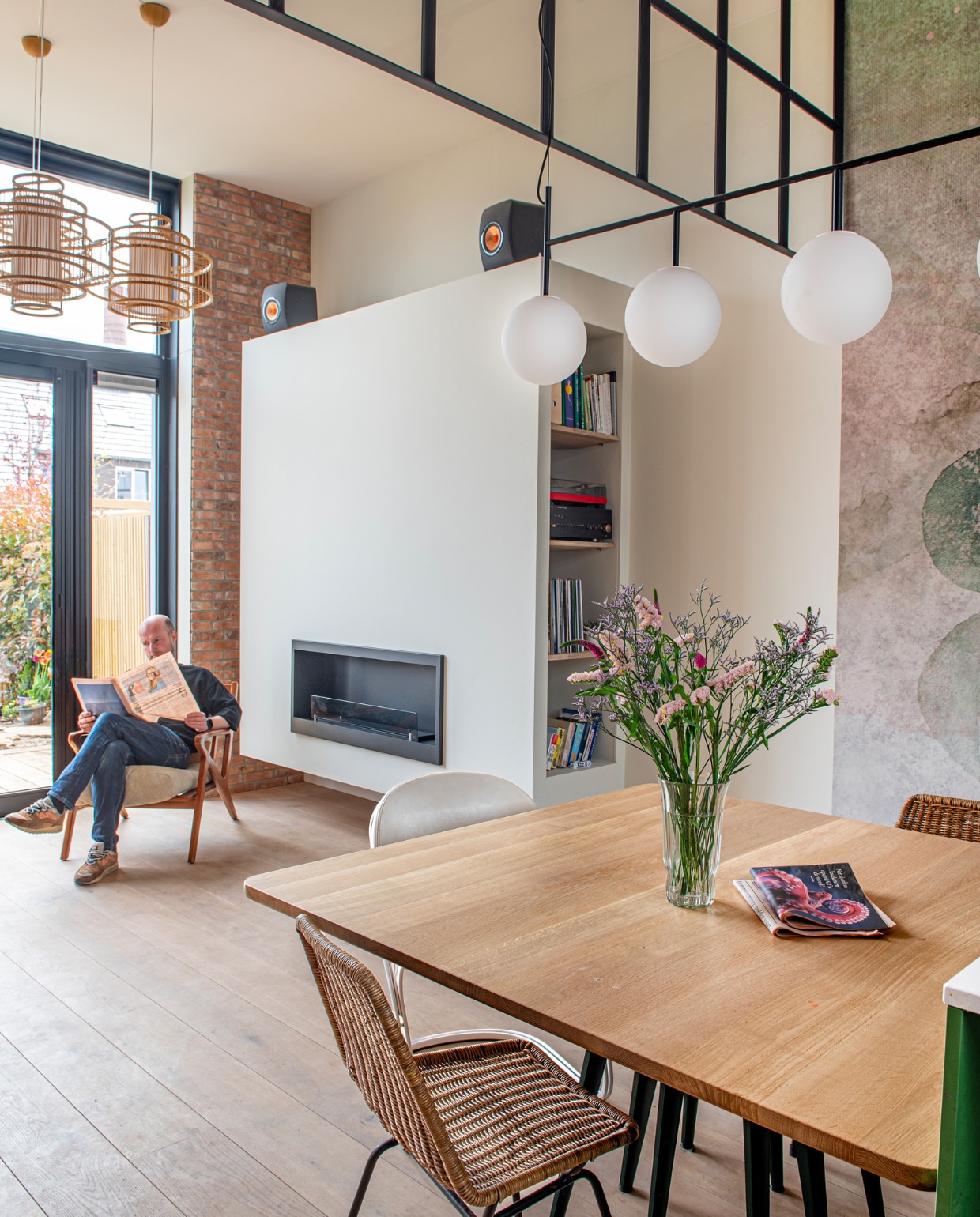 Muurverf Casa Blanca van Pure &amp; Original, pui in Ral 7024 van Sikkens. Stoel Sissy-Boy. Bamboe hanglampen Lena van Orientique. Gashaard op bio-ethanol Infire Inside. Kastplanken Hout-handel Hard- en Zachthout.Luidsprekers LS50 Meta van Kef. Baksteenstrips Bonte. Overig onbekend. vtwonen special binnenkijken 121-2023 | productie De Binnenkijkers | styling Jeske Weel | fotografie Caroline Coehorst