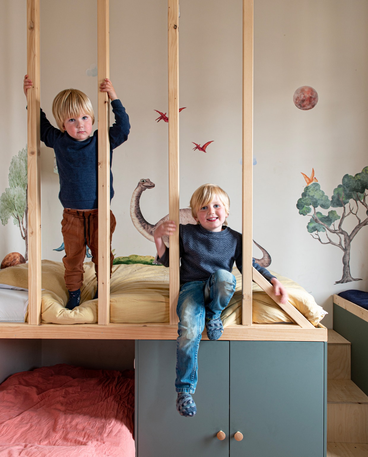 Bed zelfgemaakt van keukenkasten Bodarp van Ikea. Dinomuurstickers Samaravibes. Dekbedovertrekken Byrklund Side Way. vtwonen special binnenkijken 121-2023 | productie De Binnenkijkers | styling Jeske Weel | fotografie Caroline Coehorst