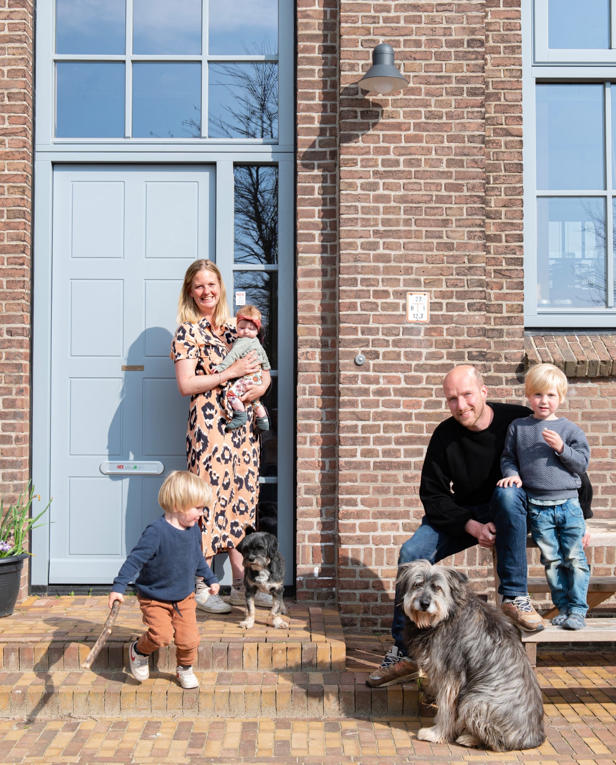 Annemieke, Joost, Hidde, Ravie en honden Billie en Bobbie voor hun herenhuis in Enka-terrein. vtwonen special binnenkijken 121-2023 | productie De Binnenkijkers | styling Jeske Weel | fotografie Caroline Coehorst