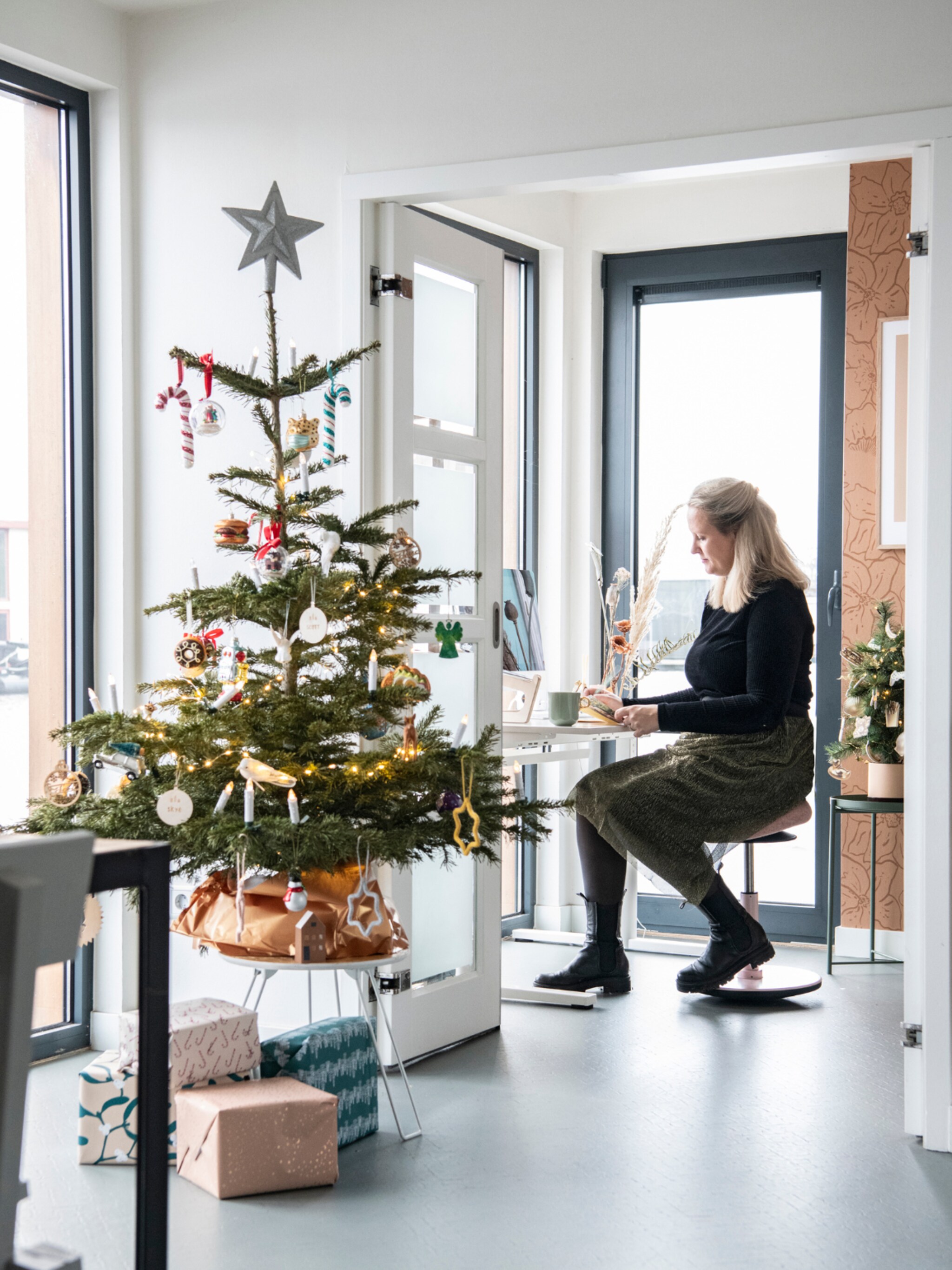 woonboot in amsterdam in kerstsferen