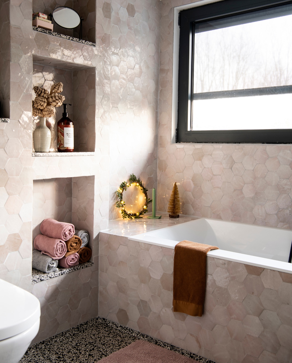 Wandtegels Designdesigntegels. Badmat Jysk. Handdoeken H&amp;M Home. Zeeppompje The Gift Label. Zeepbakje Foekje Fleur. Ovale spiegel Loods 5. Spiegel met krans Jysk. Kandelaar Lunedot Overig herkomst onbekend. vtwonen 12-2021 | productie Insidehomepage | styling Laura Gommans | fotografie Louis Lemaire