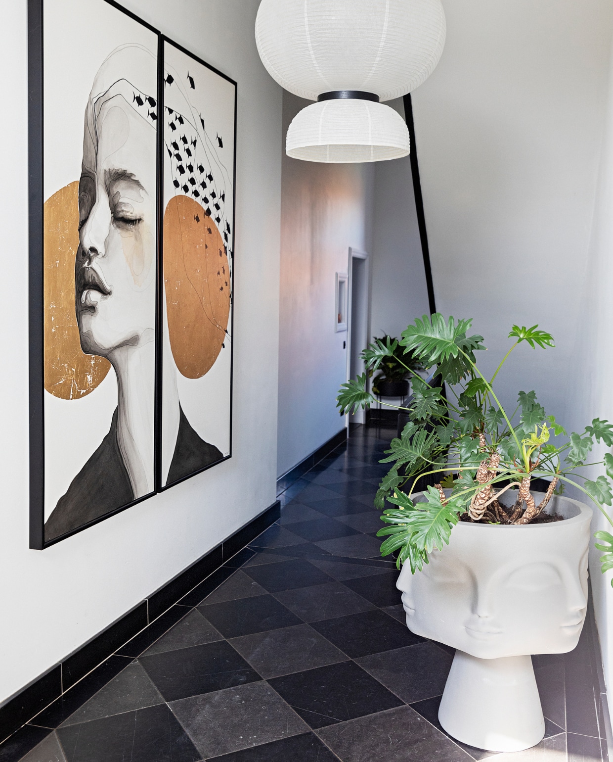 Plantenpot/bijzettafel van Jonathan Adler via Vorspaget. Schilderijen Chris Luka. Lamp &amp;Tradition. vtwonen 11-2021 | styling Ilona Jongepier | fotografie Dana van Leeuwen
