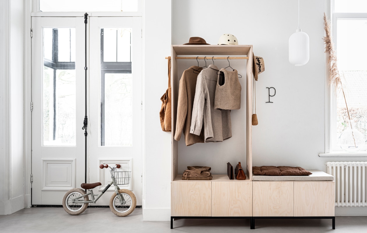 Zwart onderstel Lowercase, 81x35x12, zwarte kledinghangers van Hay, set van 5, hanglamp Nordlux Milford, 33,5x20 cm (hxØ), vloerkleed van zeegras, Ø 120 cm (vtwonen.nl). Loopfiets (veloretti.nl). Karamelkleurige katoenen tas van Repose Amsterdam (fishonthemoon.com). Bruine wollen hoed (stradivarius.com). Helm cream (banwood.com). Jassen, sjaals en muts, schoenen (stories.com). Kinder bodywarmer (zara.com). IJzeren letter P (stoermetaal.nl). Lichtkussen is zelfgemaakt van schuim, 81x35 cm (abs-schuimplastichuis) met linnen stof(deboerenbonthal.nl). Donkerbruin kussen Futon Aki cushion, 60x34x3-4 cm (woodchuck.nl). Leren tasjes, rieten hoed, rieten tasje, kinderschoenen privébezit. vtwonen 03-2020 | productie &amp; styling Kim van Rossenberg | uitvoering Richard van Meerveld | fotografie Sjoerd Eickmans | assistentie Hester de Koning