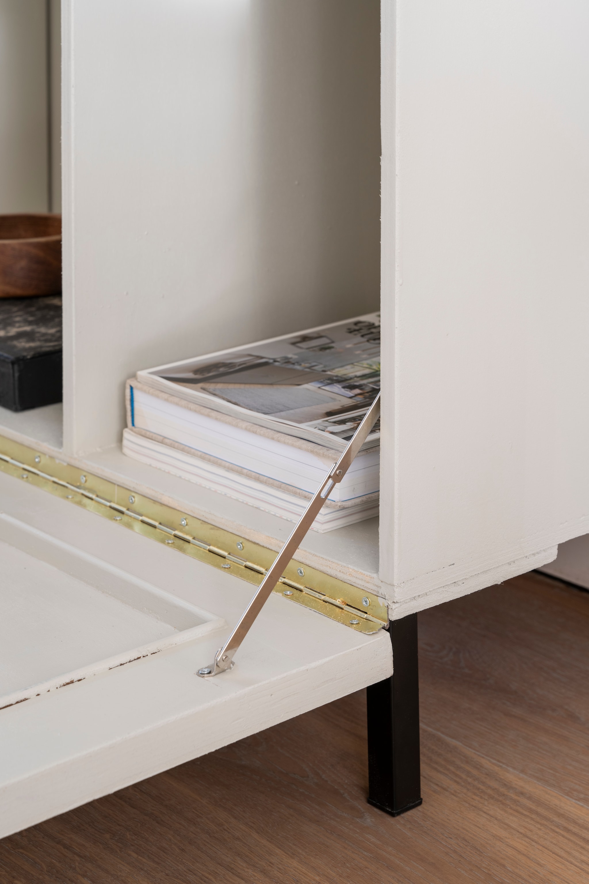 Inhoud privbezit. Kast zelfgemaakt, m.m.v. De Kringloper Naarden vtwonen 2024-03 | Styling Kelly van Gendt | Fotografie Stan Koolen