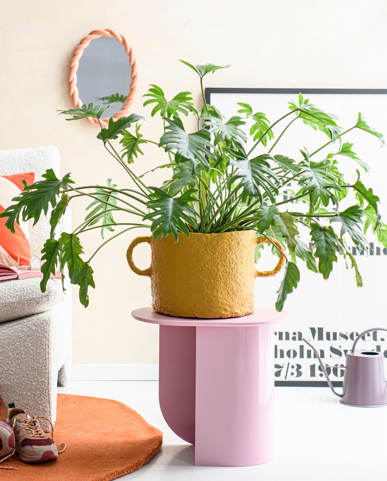 Bijzettafel Plateau van Fést (flinders.nl). Vloerkleed (fonq.nl). Stoel, kussen (hkliving.com). Gieter (dutchhomelabel.nl). Spiegel (debijenkorf.nl). Overig privébezit. vtwonen special DIY 7-2023 | productie INSIDEHOMEPAGE | styling Anja Bas Backer, Laura Gommans | fotografie Louis Lemaire