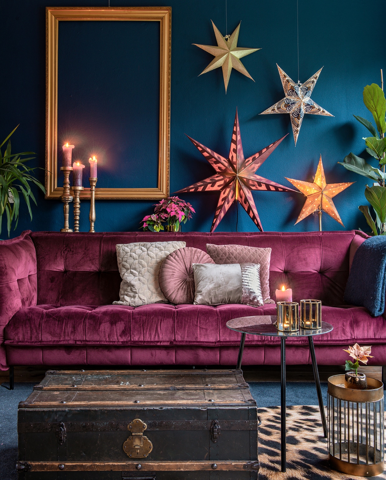 Fluwelen sofa Easy Sofa, oude kist van Mindy’s moeder, zwart tafeltje Leen Bakker, gouden tafeltje Intratuin. Kussens: Jysk (rond), Intratuin (langwerpig) en Be Pure Home. Panter vloerkleed vloerkledenopvinyl.nl en blauw kleed Vloerkledenloods. Papieren sterren Ikea (versierd door Mindy) en Sissy-Boy Homeland (bovenste). Lijst en kandelaars (geverfd door Mindy) van de kringloop. Waxinelichthouders Boer Staphorst, lage kaarshouder kringloop, plantenpotjes Intratuin en kringloop. vtwonen 12-2020 | styling Mindy Schoor | fotografie Ton Brouwer | productie en tekst Monique van der Pauw