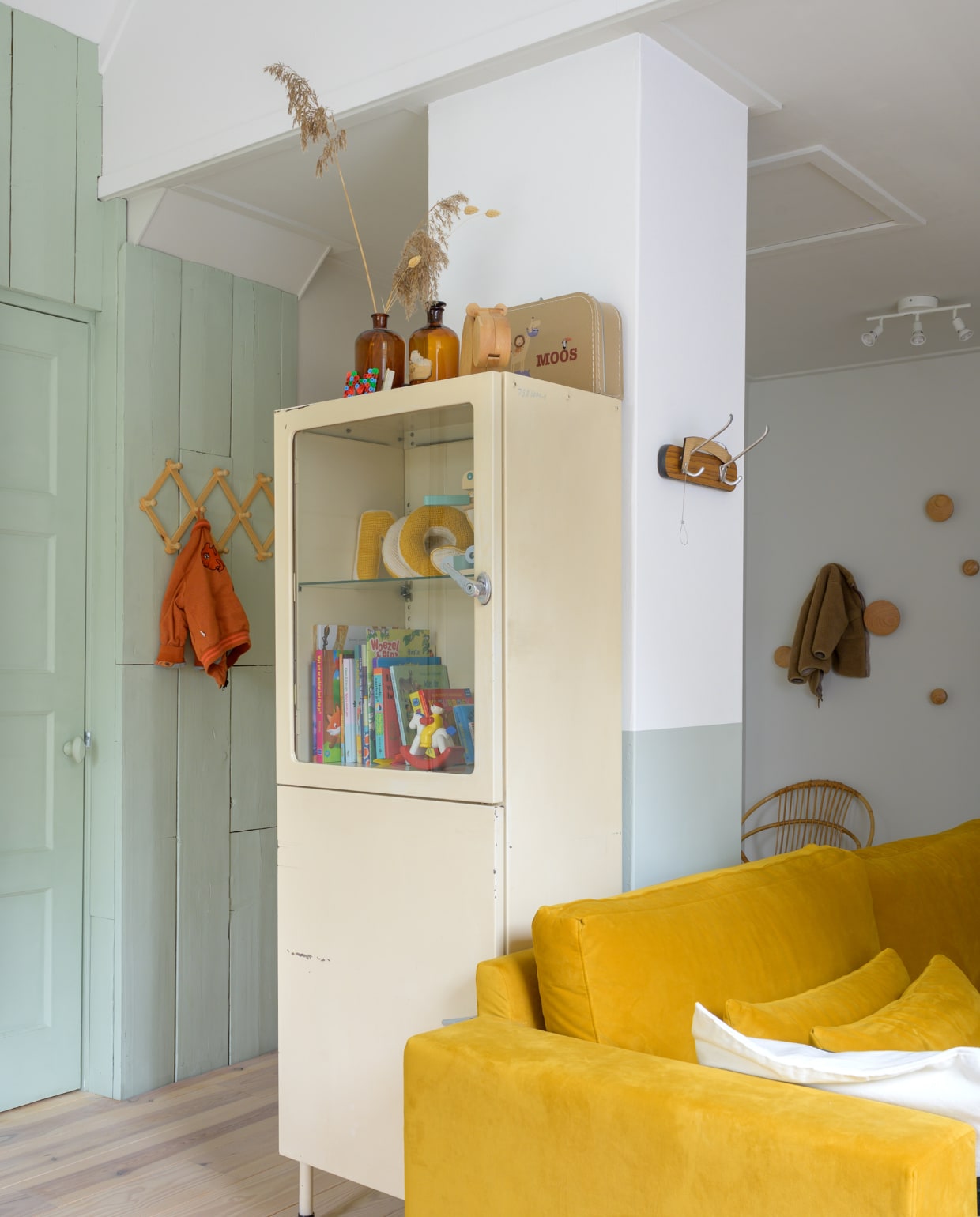 Muurverf Chalky Finish Laurier Groen van Rust-Oleum. Originele houten vloer behandeld met Osmo White Wash Olie. Vitrinekast Van Dijk &amp; Ko. Bank Wehkamp. vtwonen special binnenkijken 121-2023 | fotografie trui heinhuis