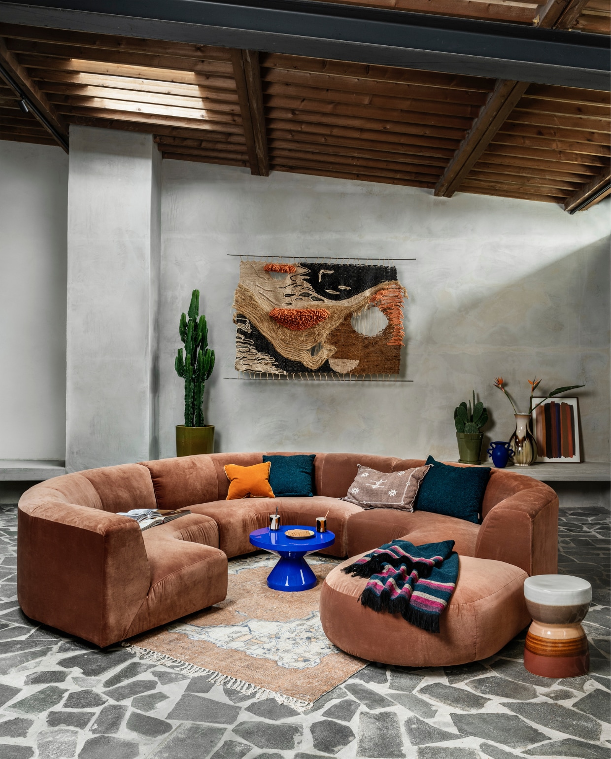 Ribfluwelen bank Vint van HKliving, element, ronde poef met zwarte streep van Kave Home, 40x45 cm (hxØ), vierkante rotan poef van Kave Home, 50x50 cm, mok met oor van Bloomingdale, theekop met oor van HKliving, oranje kussen van Hay, poef Macaroni in geel velours van BePureHome, 42x162x80 cm (hxbxd) (vtwonen.nl). Handgemaakt roze wollen vloerkleed, 260x360 cm, ronde rieten salontafel, 36x81 cm (hxØ), oranje glazen plaat, lampenvoet, lampenkap (hkliving.nl). Poef met raffiafranje, 42x42x47 cm (hxbxd), bruin kussen met borduursel (zenza.nl). Glazen vaas, hoogpolig kussen (fermliving.com). Gevlochten schaal, bekers met terra glazuur, wollen plaid (householdhardware.nl). Theepot (hay.dk). Beamer The Premiere van Samsung (samsung.com). Pot en plant (dennisflowers.nl). vtwonen 02-2022 | styling Marianne Luning | fotografie Stan Koolen
