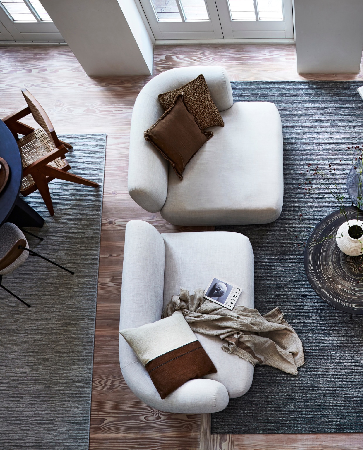 vtwonen huiscollectie (wollen karpet Nature cord antraciet melé) M.m.v. vantil.nl (bruine fauteuil), homestede.nl (bijzettafels), designtales.nl (grijze fauteuil), letoile.store (plaid, bruin-wit kussen), zarahome.com (bruine kussens, keramieken vaas, stenen vaas), sissy-boy.com (zwart-witte schaal). Overig privébezit. vtwonen 10-2021 | productie Tanja Saarberg | styling Danielle Verheul | fotografie Sigurd Kranendonk