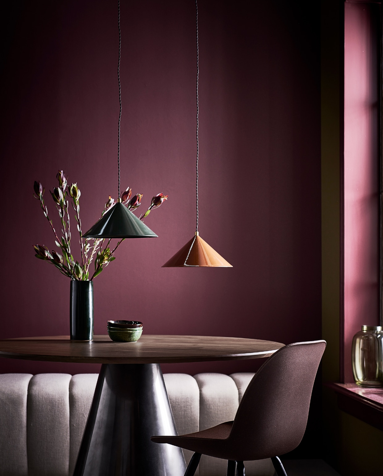 Eettafel Maggie van Woood, metaal en mangohout, 120x76 cm (Øxh) € 899,-(basiclabel.nl). Eettafelbank Erie, grof geweven bekleding, 165x50x50 cm (lxbxh) € 299,-, metalen hanglampen Sepp in groen en brique, per stuk € 34,99, keramieken schalen € 3,99, keramieken kan € 15,99 (karwei.nl). Eetkamerstoel Albert Kuip van Zuiver in Koffie, essenhout, gerecycled koffieresidu en polypropyleen € 249,-(vtwonen.nl/shop). Glazen vaas € 19,99 (hm.com). Muurverf Merlot Mania No. 123 van Lab Paint, 1 liter € 51,-(vestingh.nl). vtwonen 2024-01 | styling Kim van Rossenberg | fotografie Sjoerd Eickmans