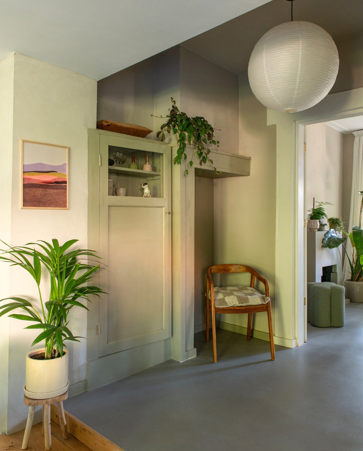 Rijstpapieren lamp Hay, gele bloempot Sissy-Boy, print Tinystories, stoel Karwei, geblokt kussen H&amp;M Home, muurkasten geverfd in Limited Jade van Lab Paint. vtwonen 01-2024 | productie De Binnenkijkers | styling Jeske Weel | fotografie Caroline Coehorst